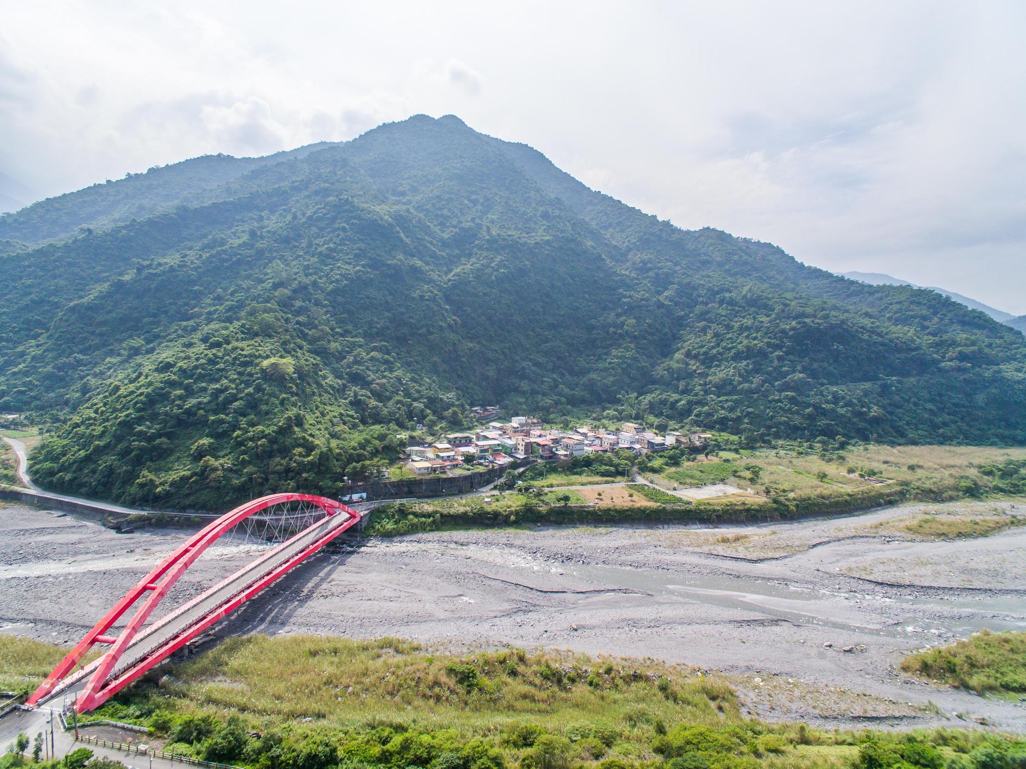 排灣族大後部落的頭目廖莉華原本在平地工作，受到祖靈感召才回到家鄉定居。（牽猴子整合行銷提供）