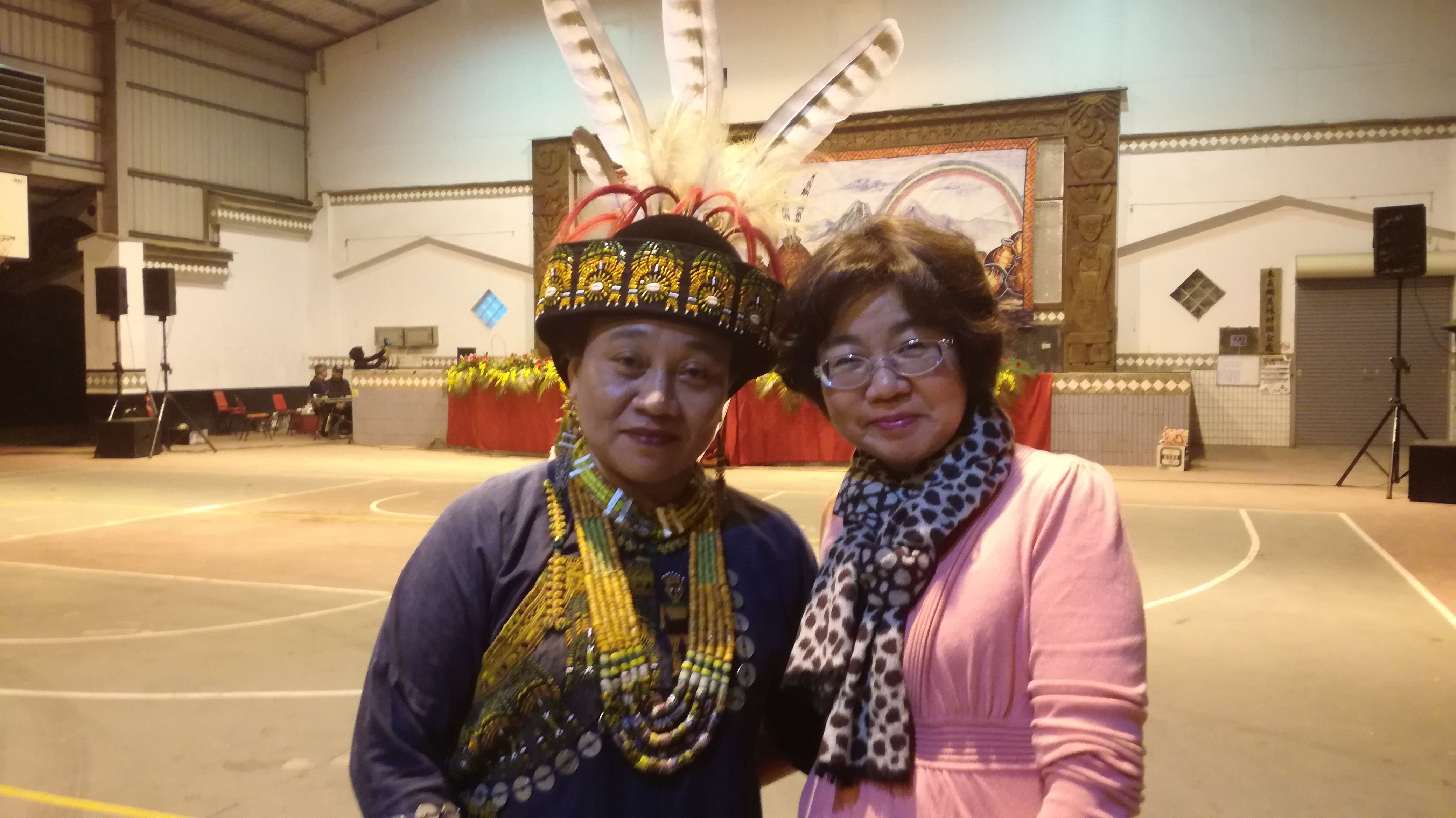 排灣族大後部落女頭目廖莉華（左）勇於面對困境的精神令人感動，促使魏郁蓁（右）拍下她的人生故事。（牽猴子整合行銷提供）