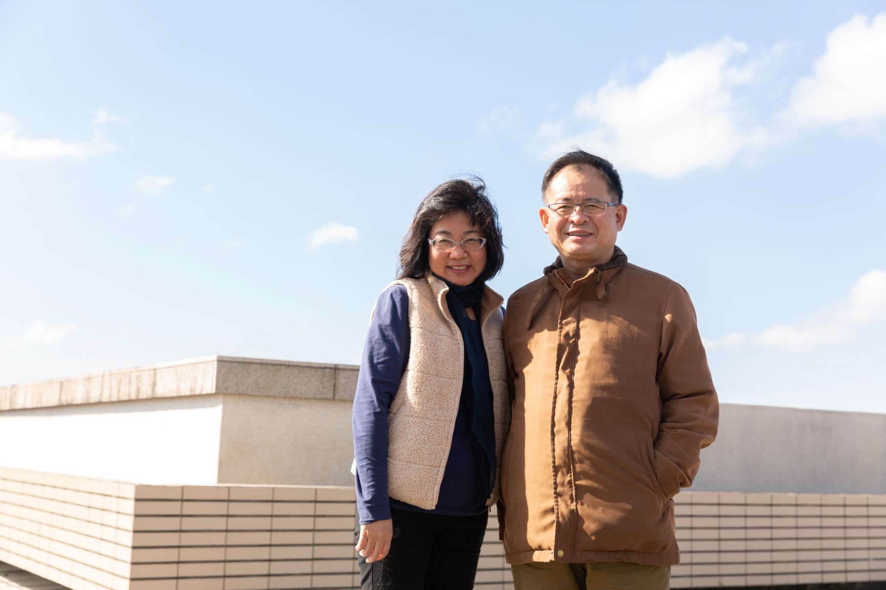 導演魏郁蓁（左）和製片徐國揚（右）耗時7年拍攝紀錄片《阿查依蘭的呼喚》，希望觀眾更認識排灣族文化。