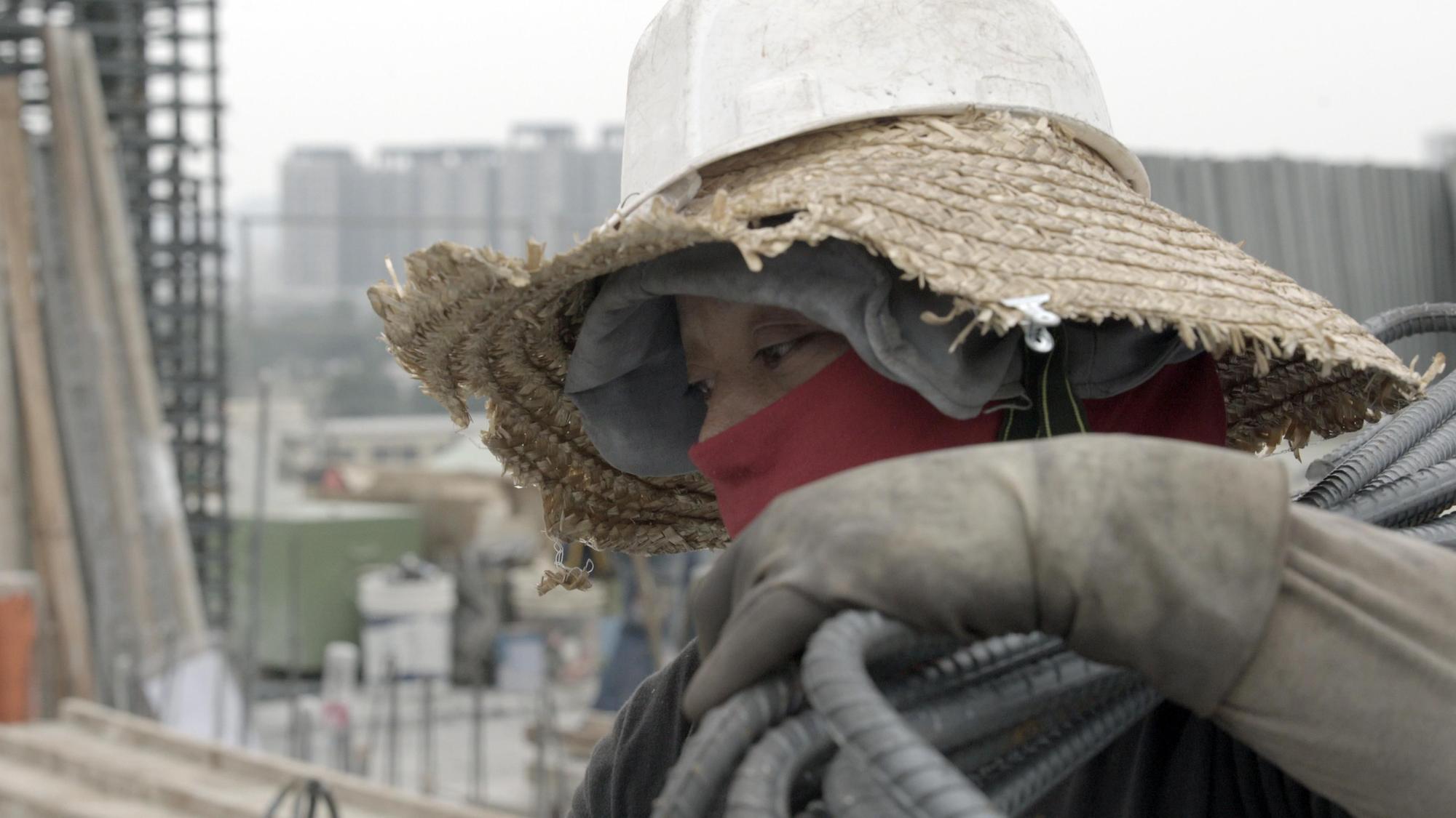 廖莉華為維持生計，常去建築工地做工。 （牽猴子整合行銷提供）