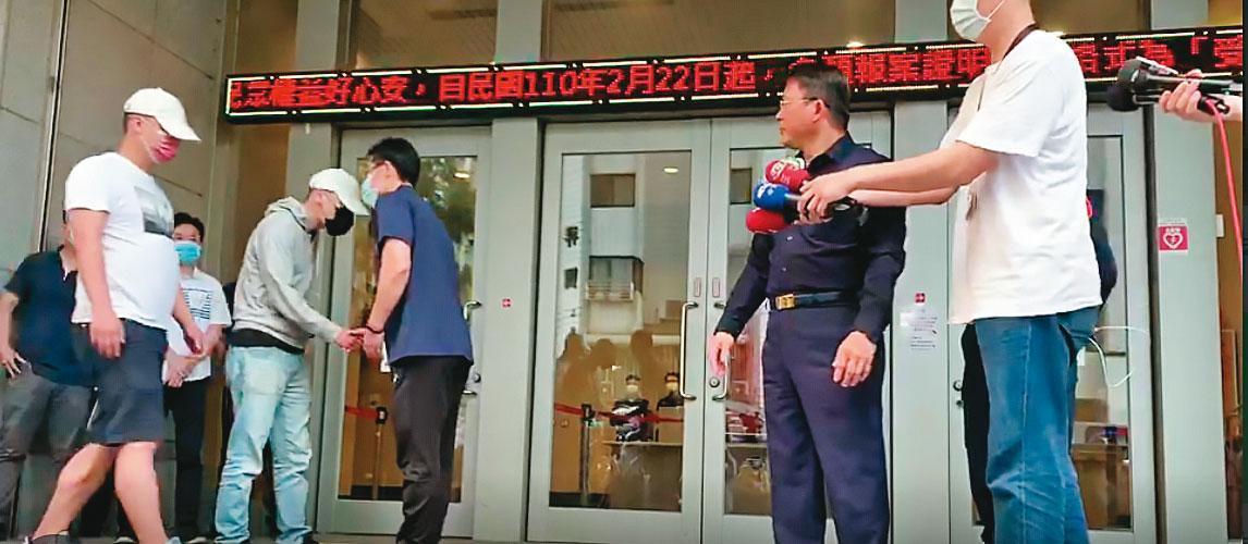 松山警方召開道歉和解記者會，案發的中崙派出所前所長，做出違法刪除檔案的犯法行為替教官背黑鍋。（翻攝畫面）