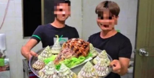 大陸美食網紅「阿壯鍋本人」清蒸二級保護動物大法螺,遭刑事拘留。(翻攝自微博)