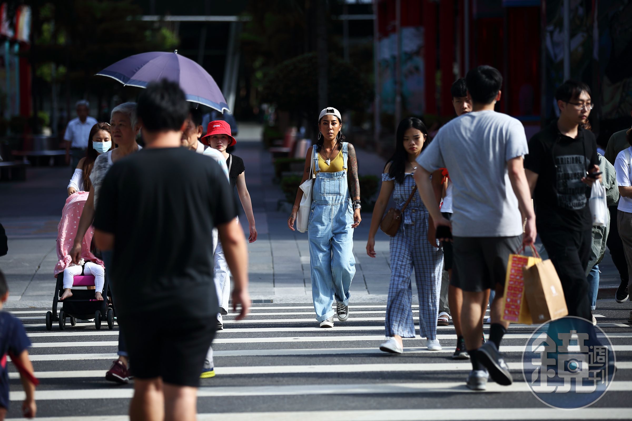 中午前後南投縣、台南市、高雄市、屏東縣近山區或河谷為紅色燈號，有連續出現38度極端高溫機率。