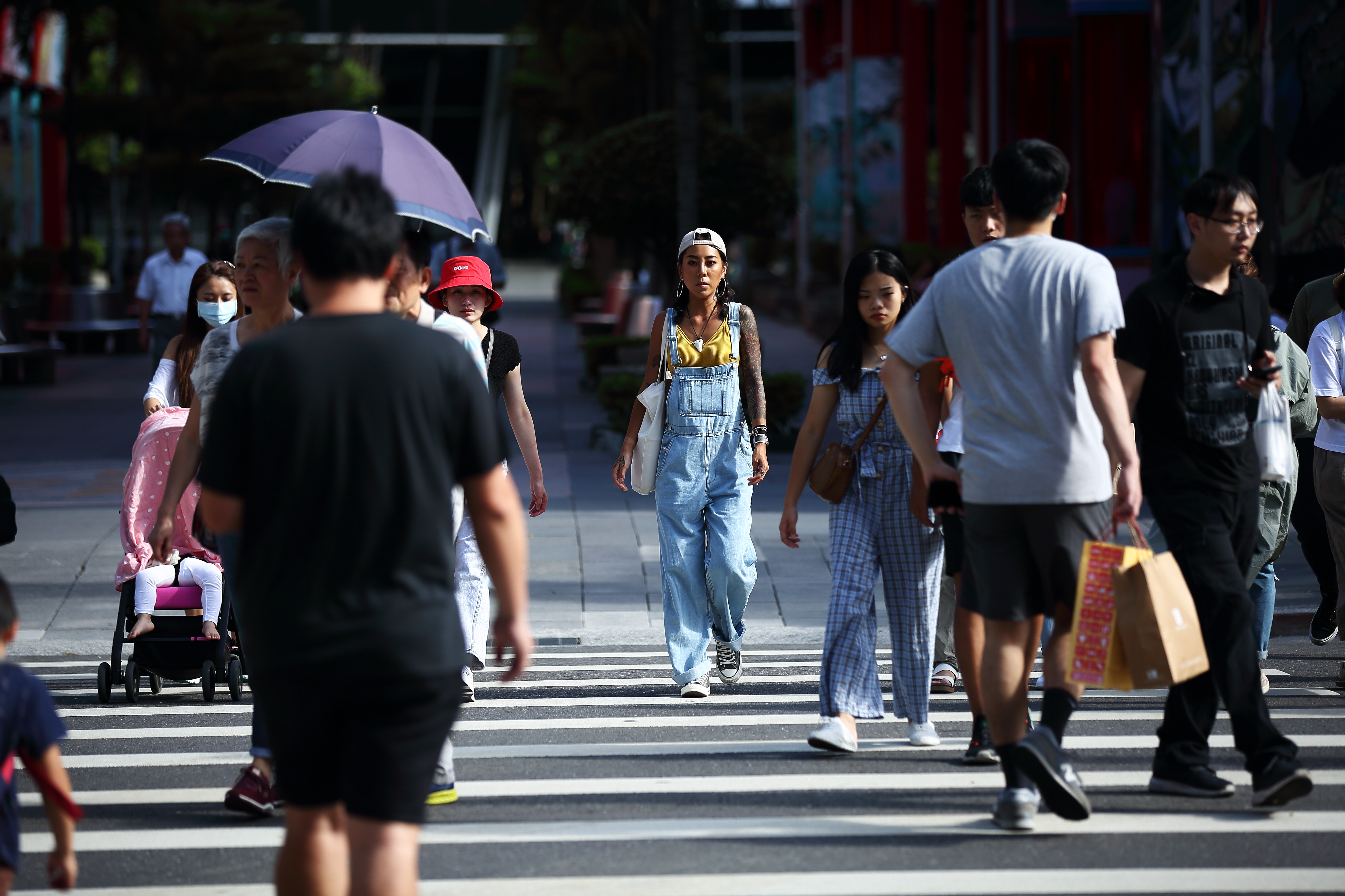 中午前後南投縣、台南市、高雄市、屏東縣近山區或河谷為紅色燈號，有連續出現38度極端高溫機率。