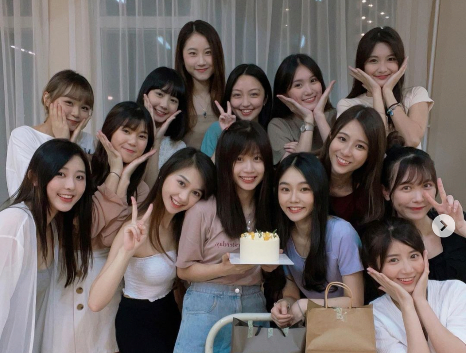 香港一間服飾店在IG貼出慶生照，超高顏值受到網友熱議。（翻攝自wwhitetale IG）