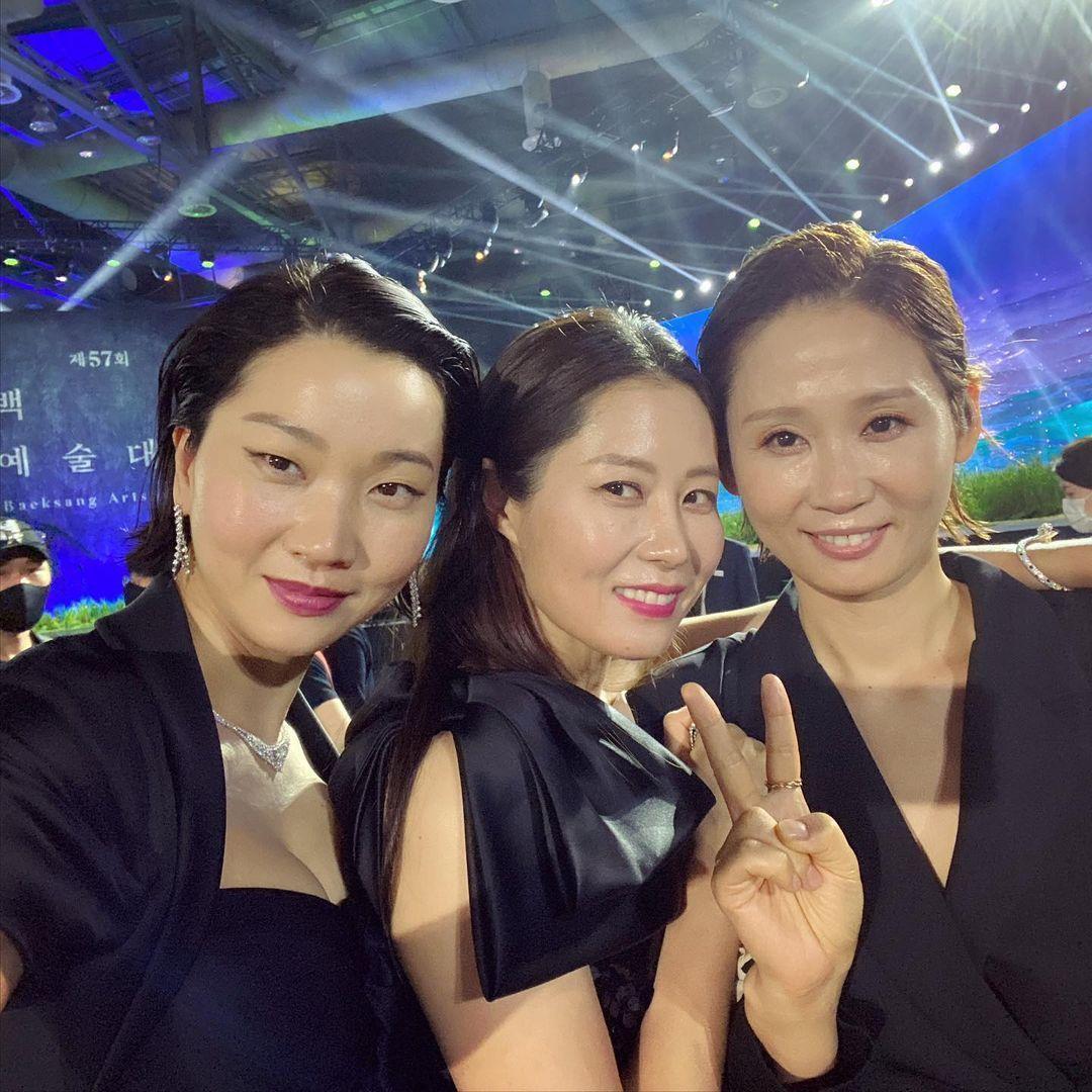 金善映(右)與文素利(中)、張允珠在電影《三姐妹》合作,她拿下百想最佳女配角獎。(翻攝張允珠IG)