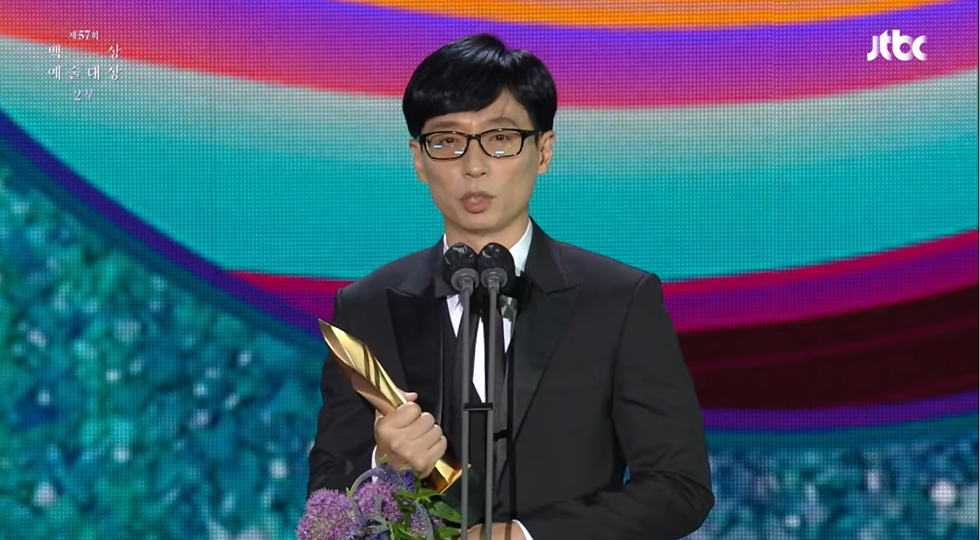 劉在錫在「第57屆百想藝術大賞」榮獲電視部門大賞,這是他第二次獲得該殊榮。(翻攝自jtbc)