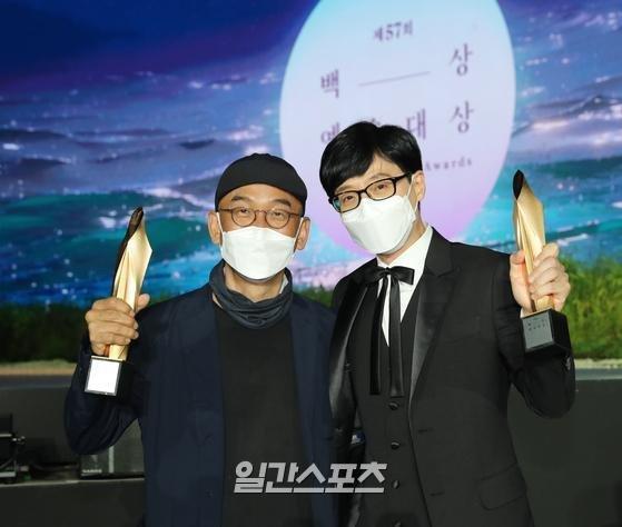 劉在錫(右)與電影部門大賞得主《茲山魚譜》李濬益導演合影。(翻攝自日刊體育報)