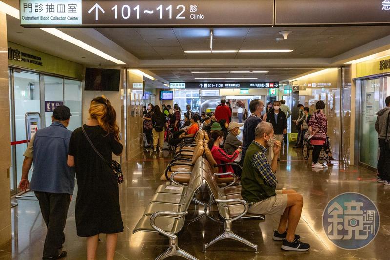 目前醫院排有許多待篩檢的疑似個案，其中可能有確診患者，醫師強力建議非必要就不要前往醫院。（本刊資料照）