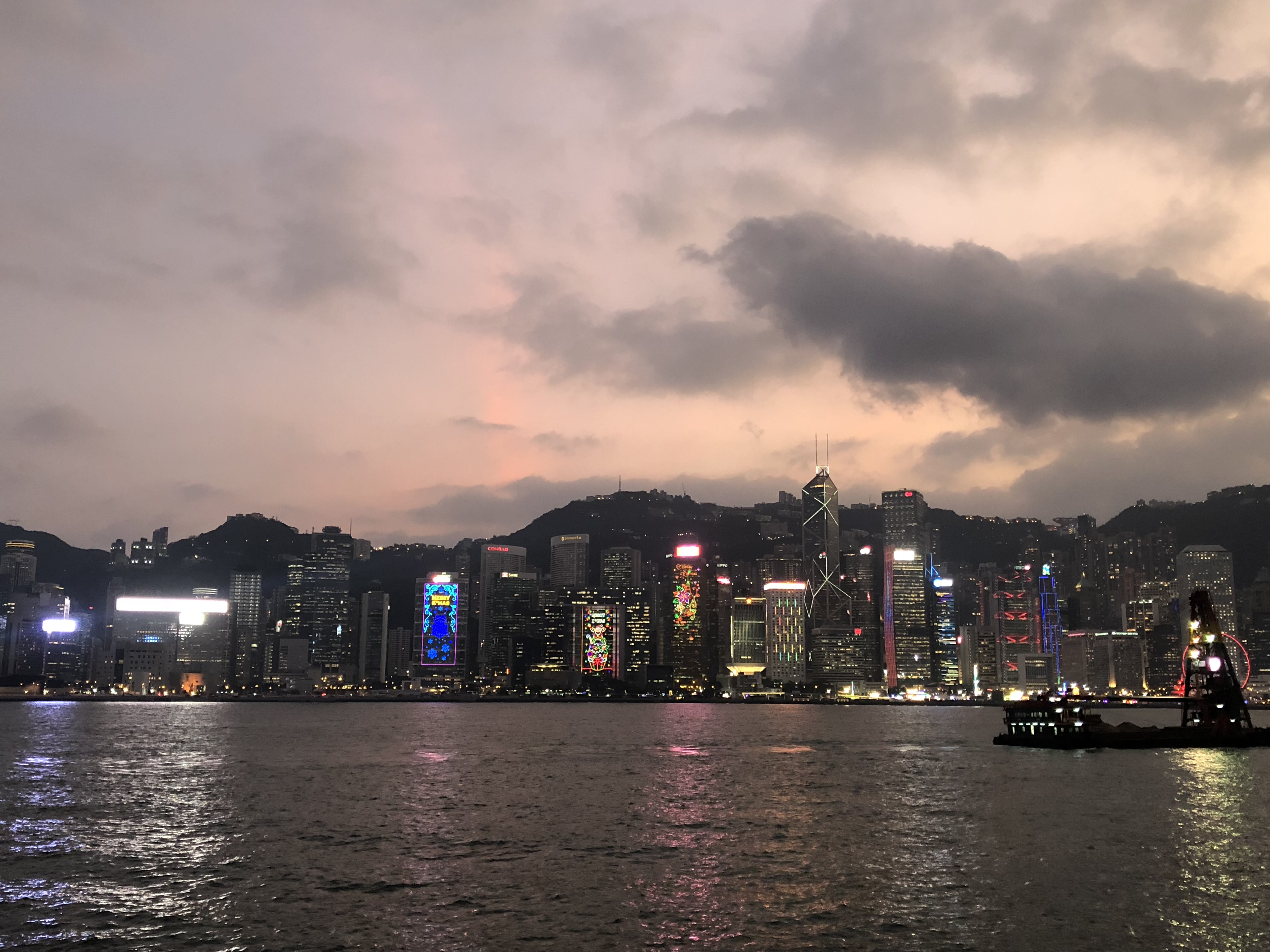 香港（圖）與澳門因台灣疫情升溫，收緊對台灣入境人士的防疫措施。