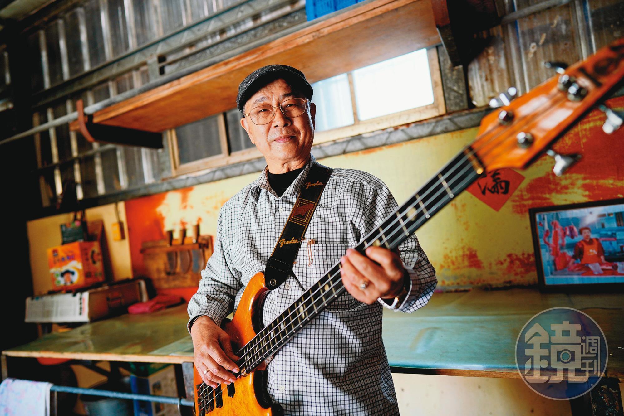 林復隆這支昂貴貝斯40年前可換得一甲土地，他後方即是當年處理豬肉的流理台，而今3把剁刀都生鏽了。