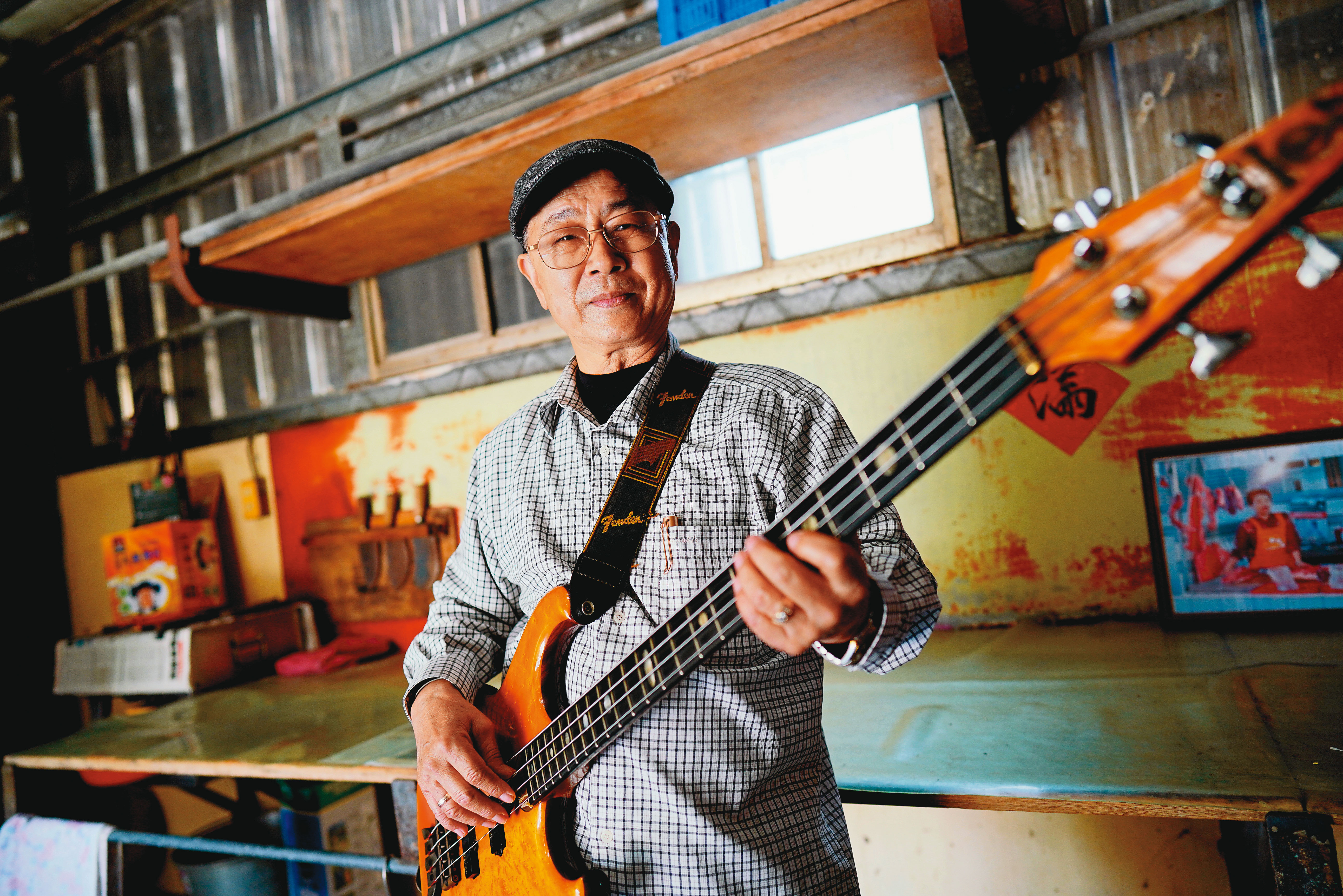 林復隆這支昂貴貝斯40年前可換得一甲土地，他後方即是當年處理豬肉的流理台，而今3把剁刀都生鏽了。