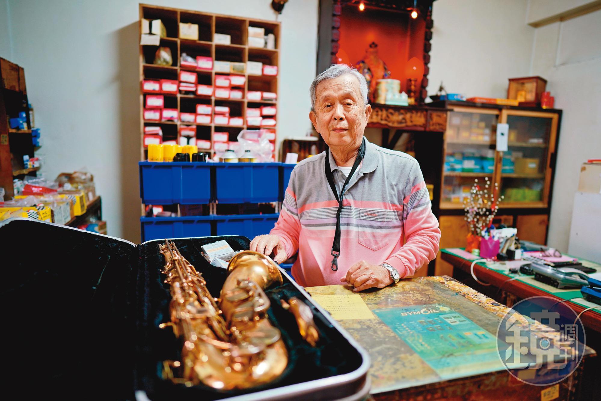 這支薩克斯風是王敬農的寶貝，40年前就要價4萬元。