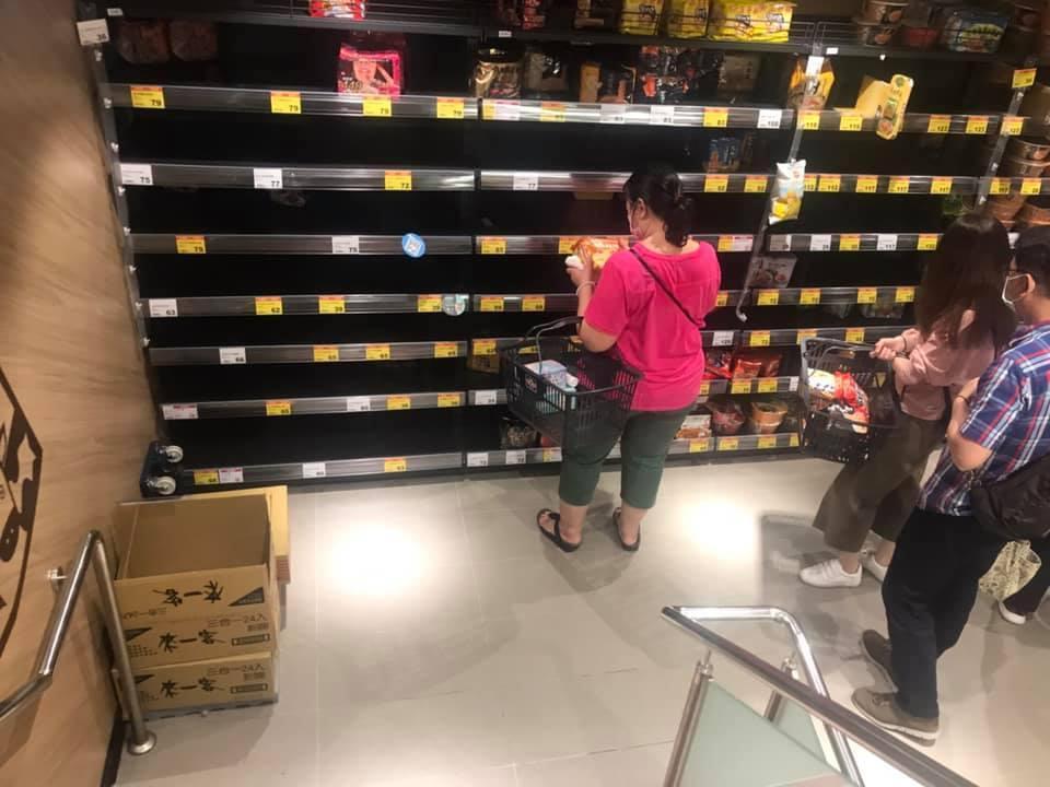 疫情升溫導致全台出現搶購亂象，貨架上的泡麵被掃購一空。（翻攝自爆怨2公社）