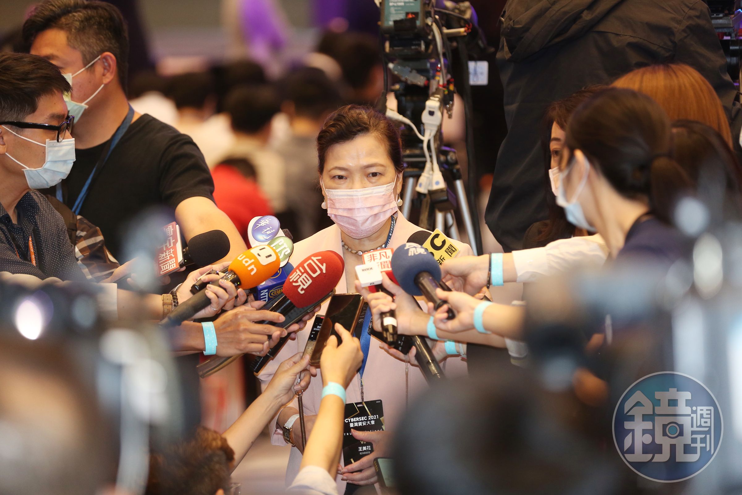 經濟部長王美花今（14日）表示，是因台電員工按錯鍵造成匯流排故障進而使4部機組跳機，停電賠償上看4.7億元。（本刊資料照）