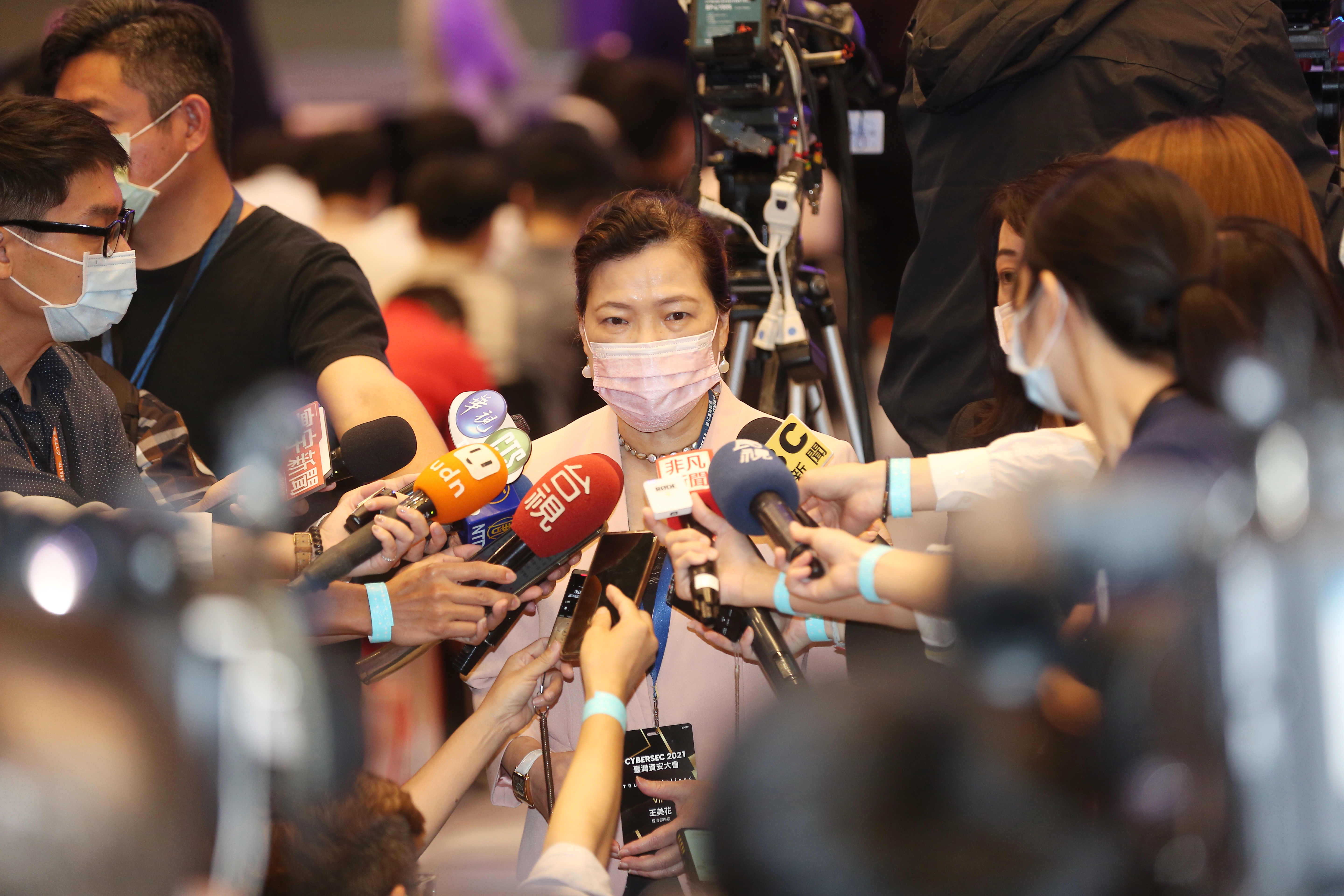 經濟部長王美花今（14日）表示，是因台電員工按錯鍵造成匯流排故障進而使4部機組跳機，停電賠償上看4.7億元。（本刊資料照）