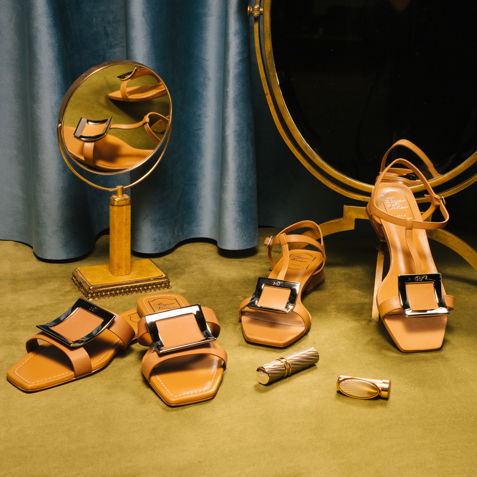 Roger Vivier推出全新Biki Viv系列，以大尺寸的金屬飾釦增添女人自信，涼鞋與穆勒鞋都能完美釋放自我魅力。（迪生提供）