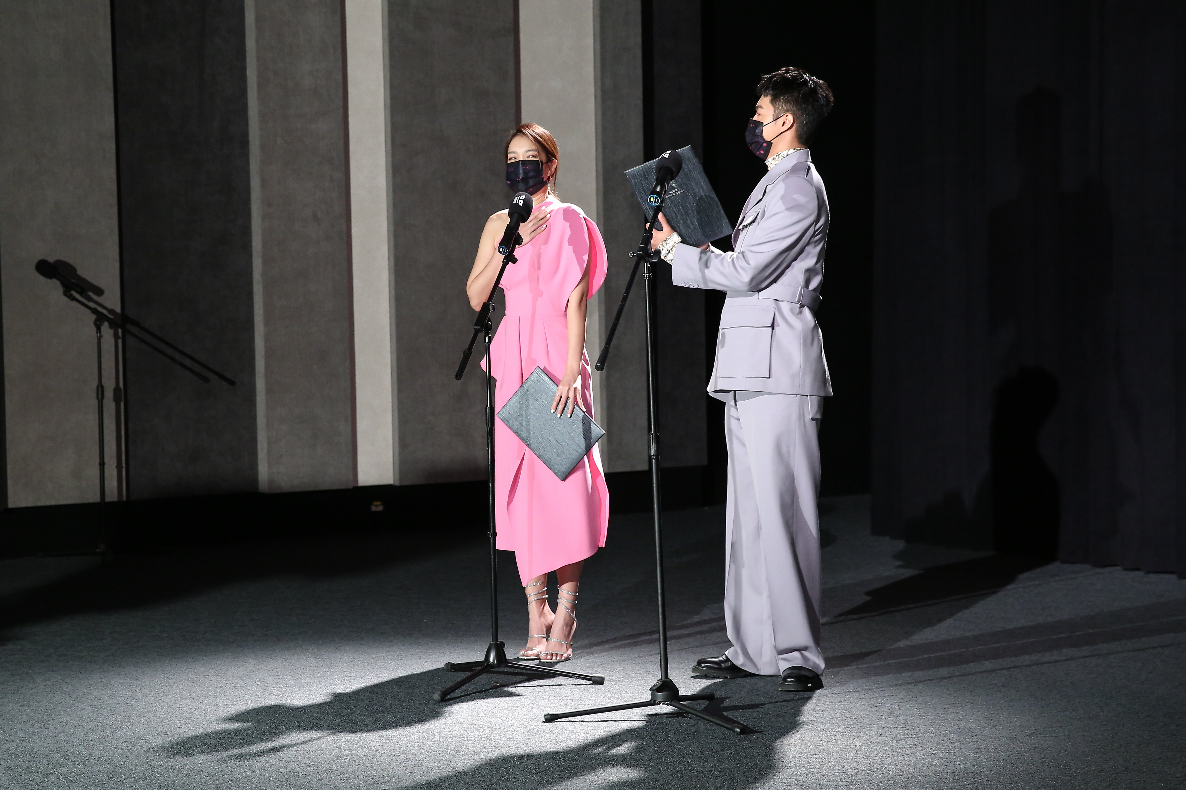 李霈瑜（左）聽到自己入圍最佳女主角的喜訊，蔡凡熙（右）立刻替她拍手。