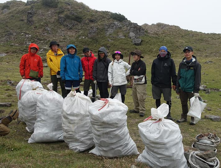 「三條魚」詹喬愉發起淨山活動，不料營地垃圾爆量，一群人已清理超過200公斤的垃圾。（翻攝自「詹喬愉 - 三條魚Tri Fish」臉書粉絲團）