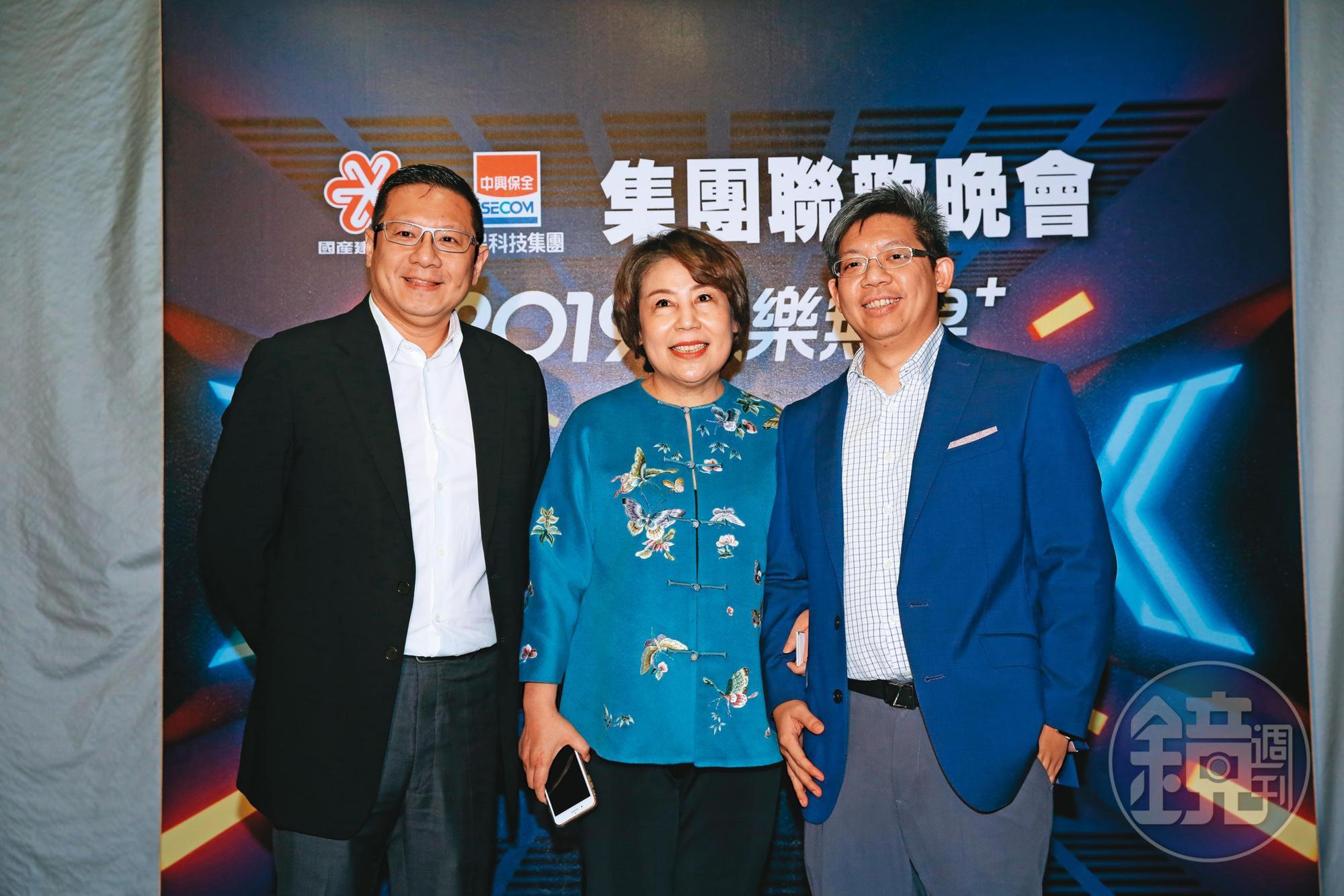 林建涵（右）與哥哥、國產集團副總裁林明昇（左）相差6歲，2人從小在美國求學。中為國產實業董事長徐蘭英。