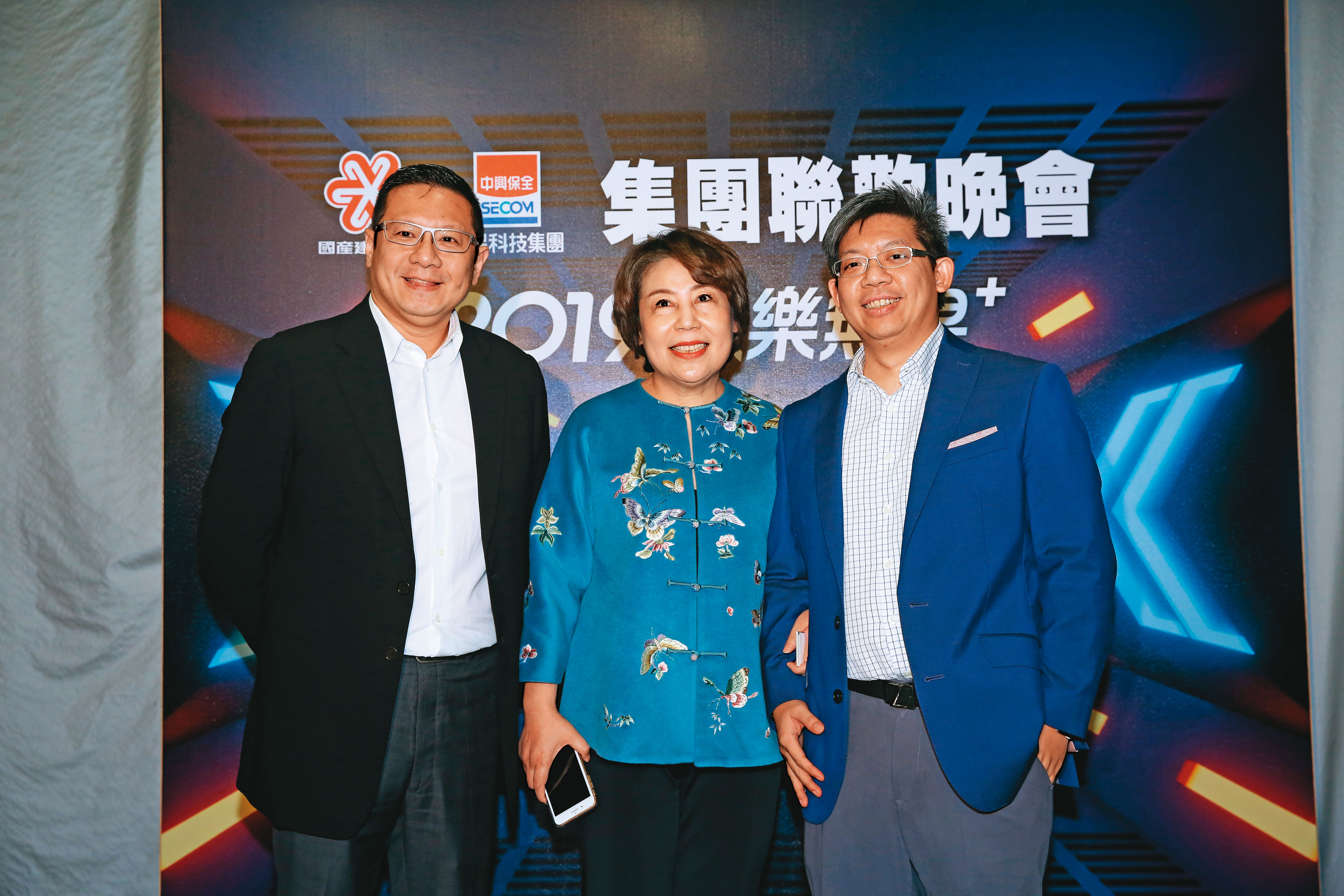 林建涵（右）與哥哥、國產集團副總裁林明昇（左）相差6歲，2人從小在美國求學。中為國產實業董事長徐蘭英。