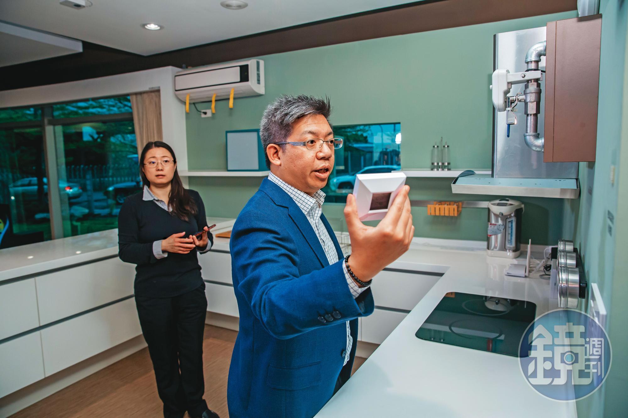 假日常窩在家裡追劇、打電動的林建涵（右），從自身的居家需求出發，2015年結合無線網路技術推出「中保無限＋」。
