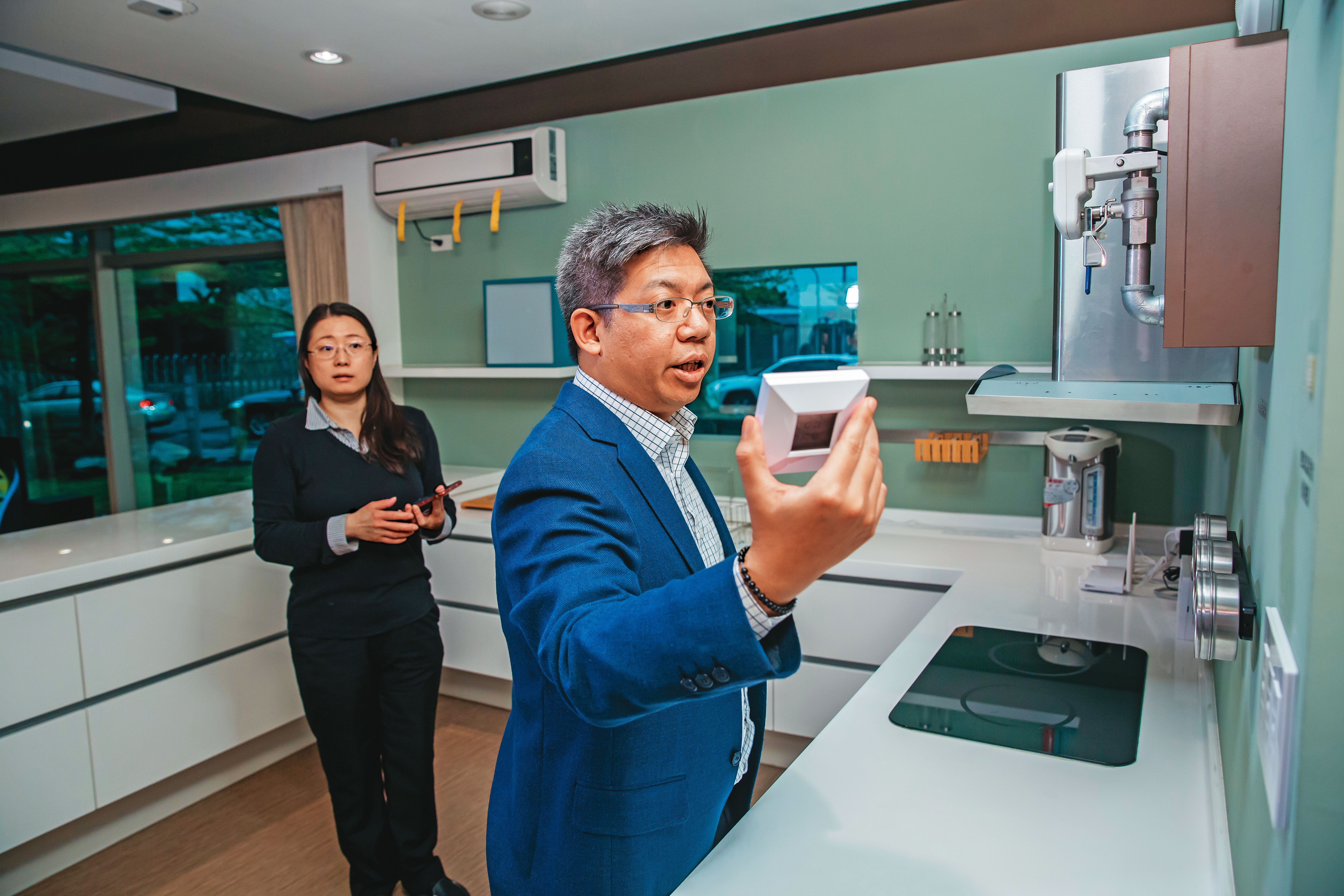 假日常窩在家裡追劇、打電動的林建涵（右），從自身的居家需求出發，2015年結合無線網路技術推出「中保無限＋」。