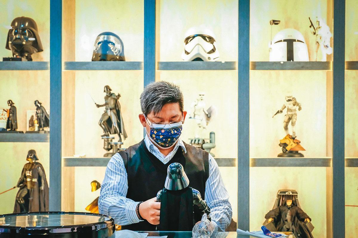 林建涵是公仔愛好者、大星戰迷，收藏上萬件玩具，多到能在台北開「哈比怪人之宅館」，與同好共享。（翻攝無限+生活誌）