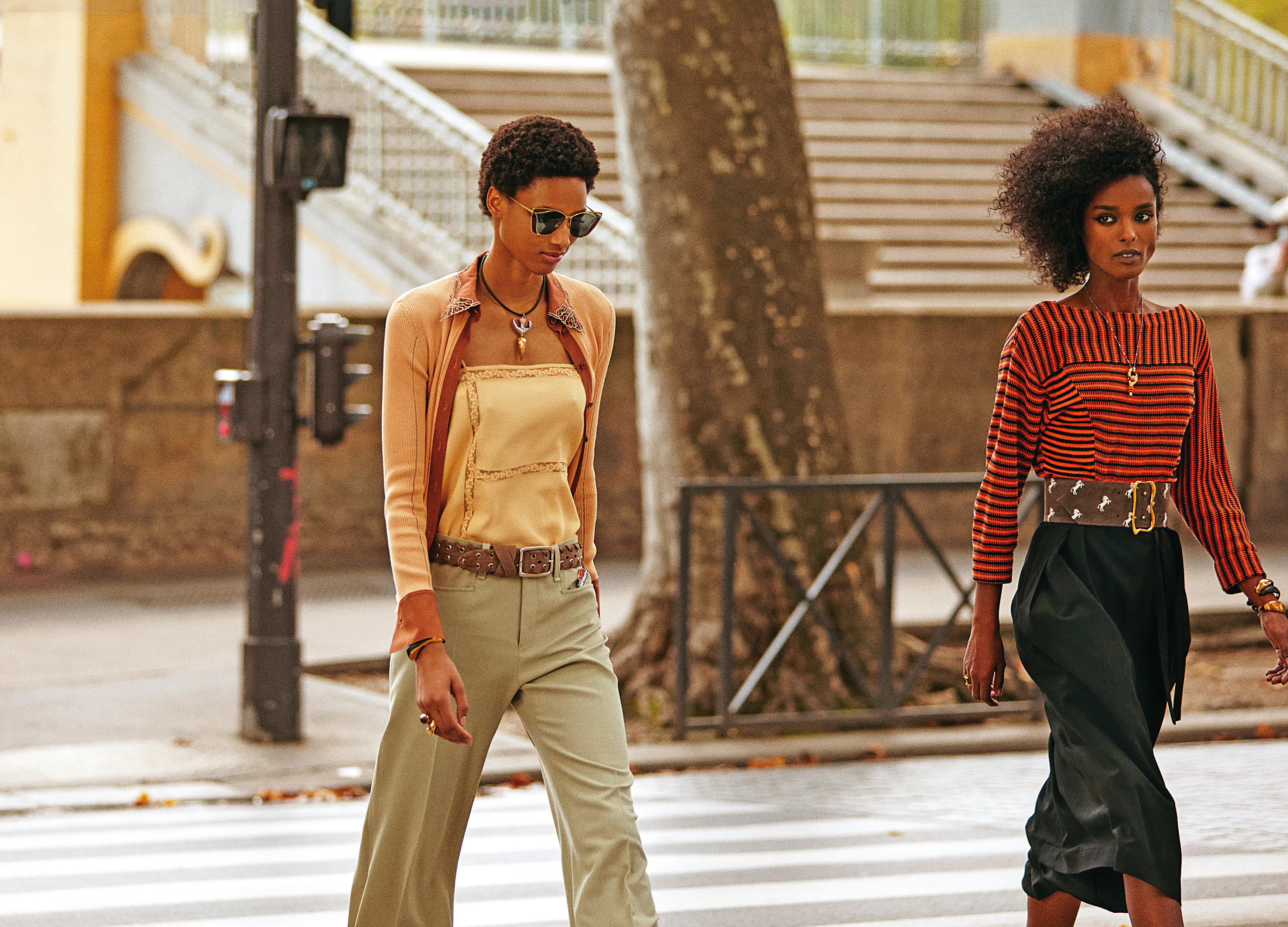 Chloé的女子在品牌創意總監Natacha Ramsay-Levi的設計裡，將行走與觀察作為一種沉思練習，思考自己內心與周邊世界的親密連結和自我肯定。