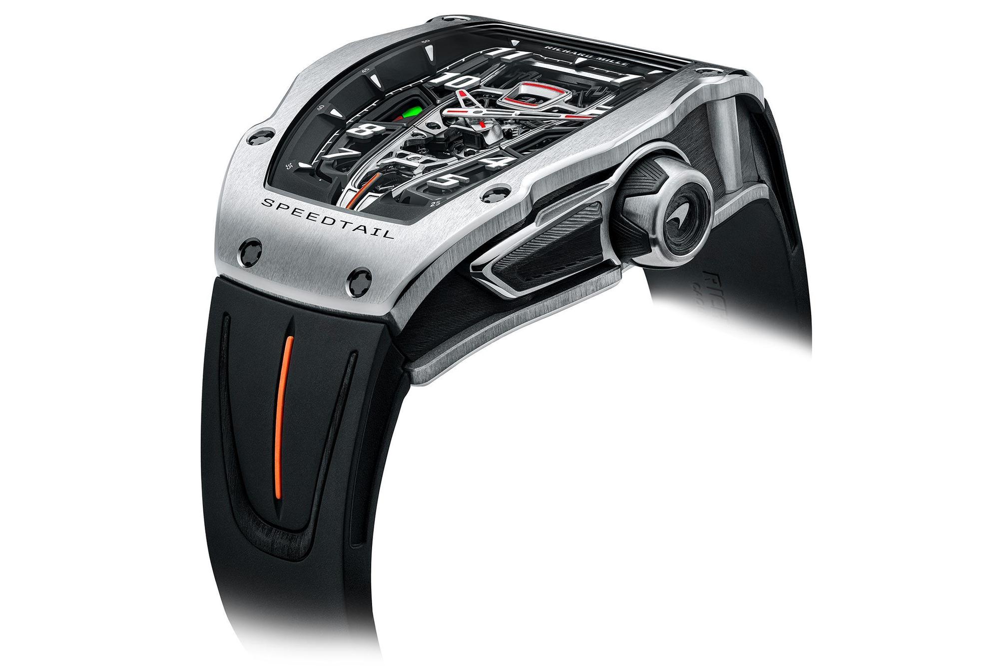 RM 40-01的流線外型即是以McLaren Speedtail跑車為靈感設計，要把鈦金屬、Carbon TPT®碳纖維材質以及藍寶石水晶做成如此特殊的外型，費時耗工。
