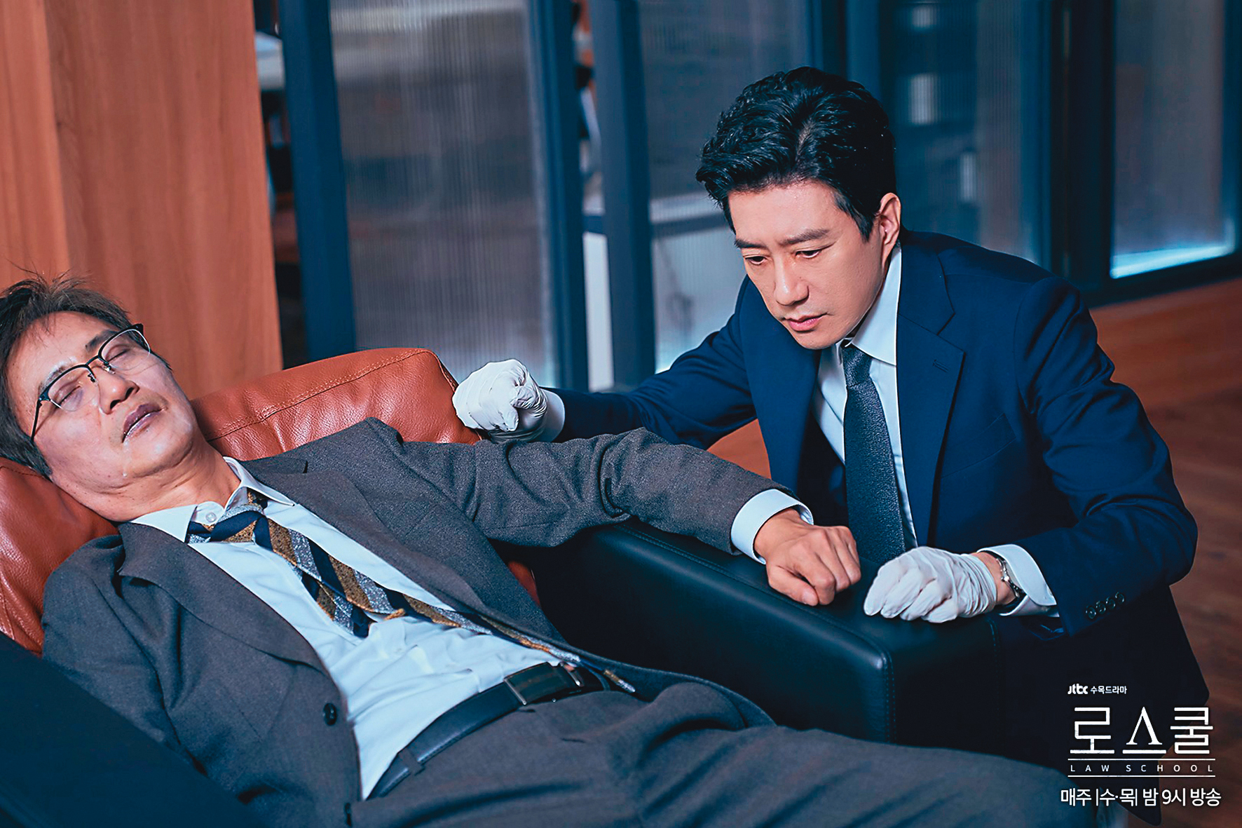 金明民(右)魅力十足,演技老辣、有型有款。左為安內相。(Netflix提供)
