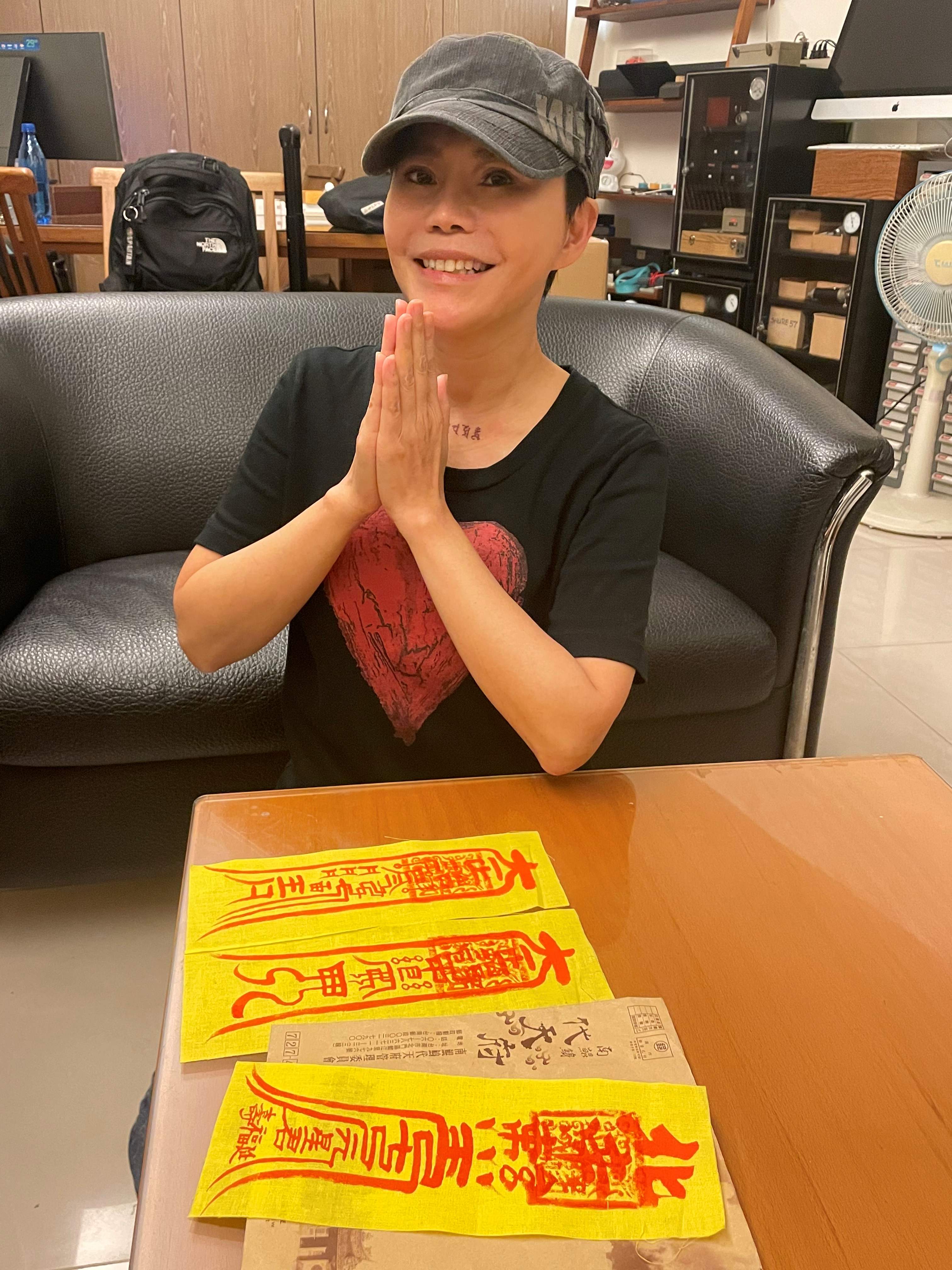 詹雅雯得到台南南鯤鯓代天府王爺給的符令，保她平安健康。