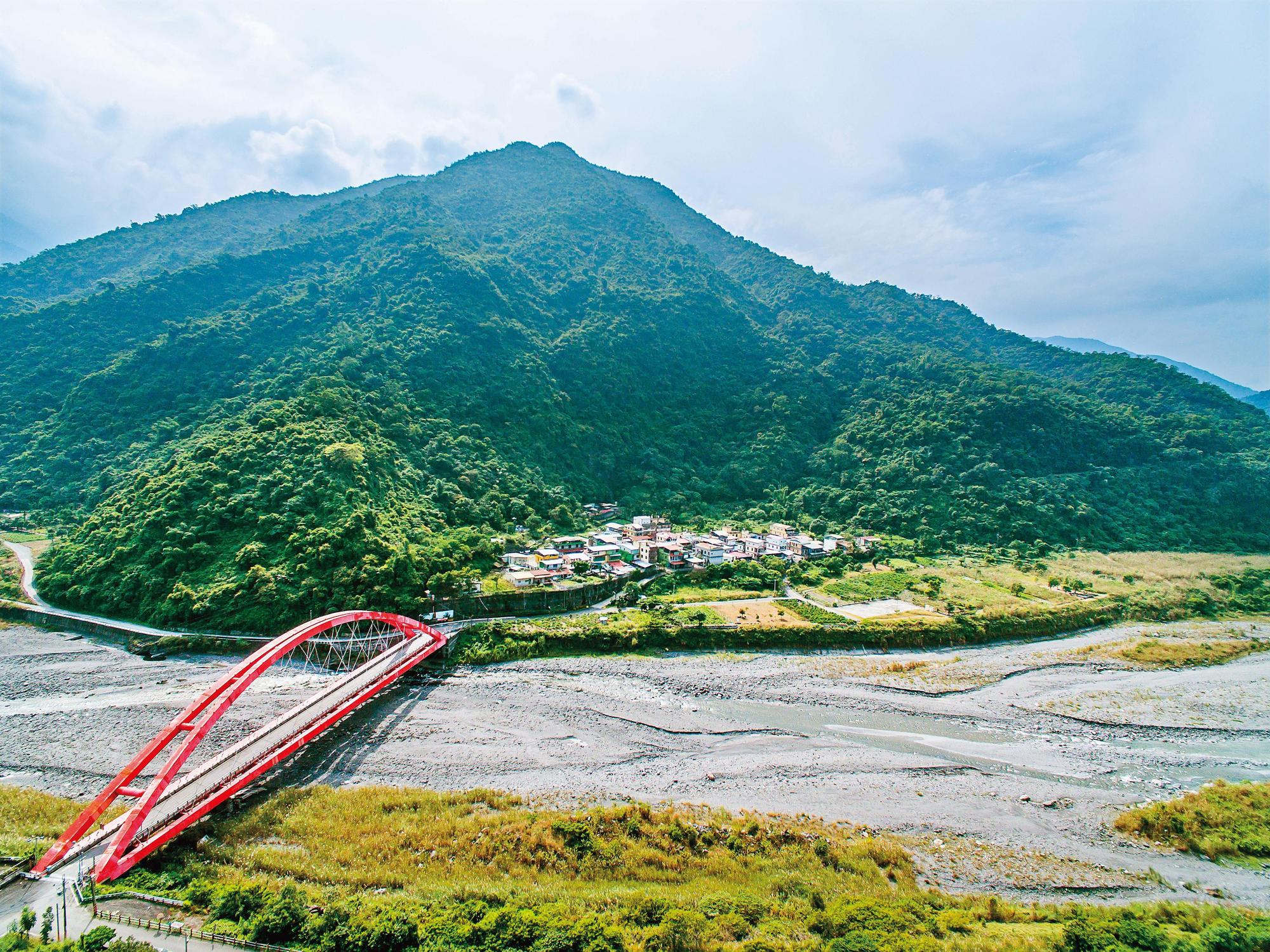 排灣族大後部落的頭目廖莉華原本在平地工作，受到祖靈感召才回到家鄉定居。（牽猴子整合行銷提供）