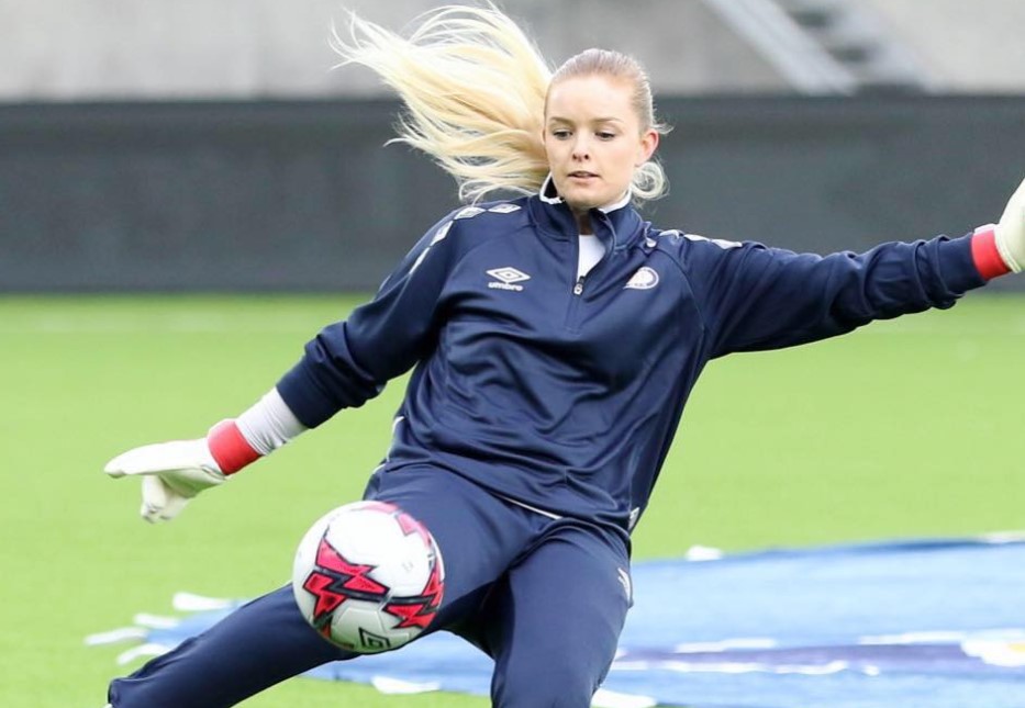 挪威守門員佩特森半場開球，竟破網得分。（翻攝自Guro Pettersen臉書）