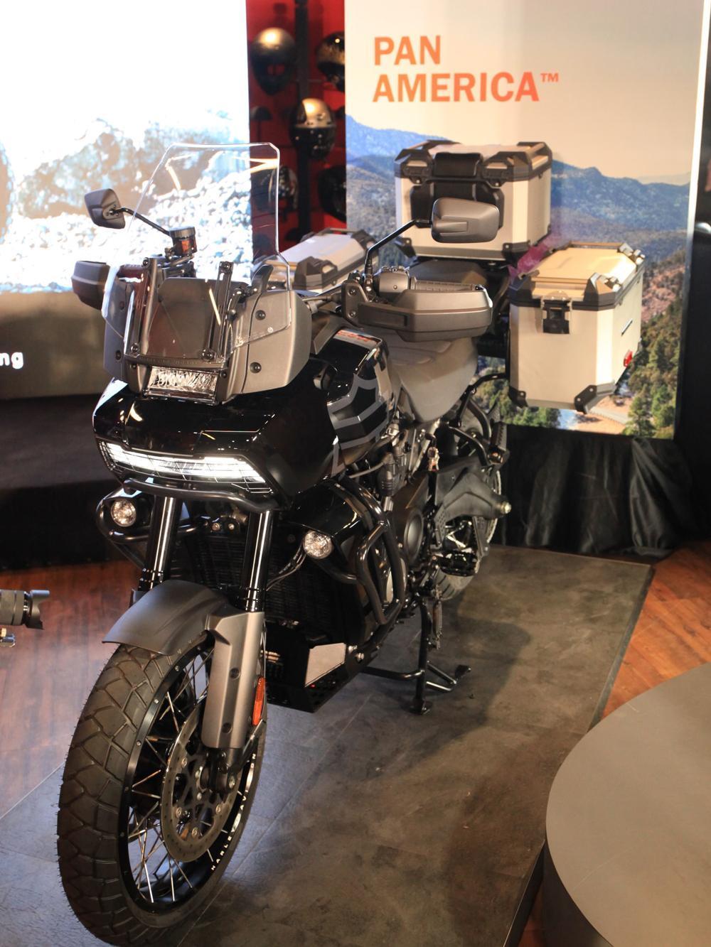哈雷展示中心同時推出一系列The Pan America™車款相關的人身部品及改裝配件，其中包含三件式行李箱等多項專屬配件。
