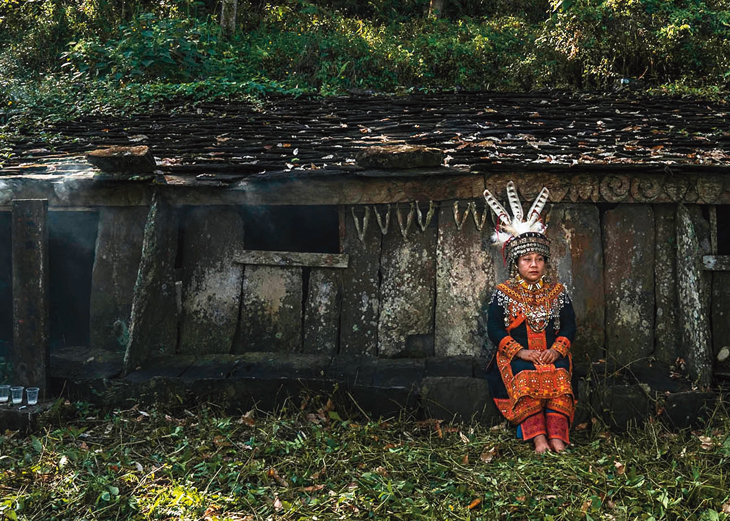 紀錄片《阿查依蘭的呼喚》，呈現排灣族大後部落頭目廖莉華在有限資源下，肩負部落重責和擔起家計的過程。（牽猴子整合行銷提供）