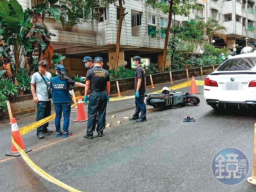 去年8月,1名男子闖入山海觀社區當眾亮槍,被警方逮捕。(讀者提供)