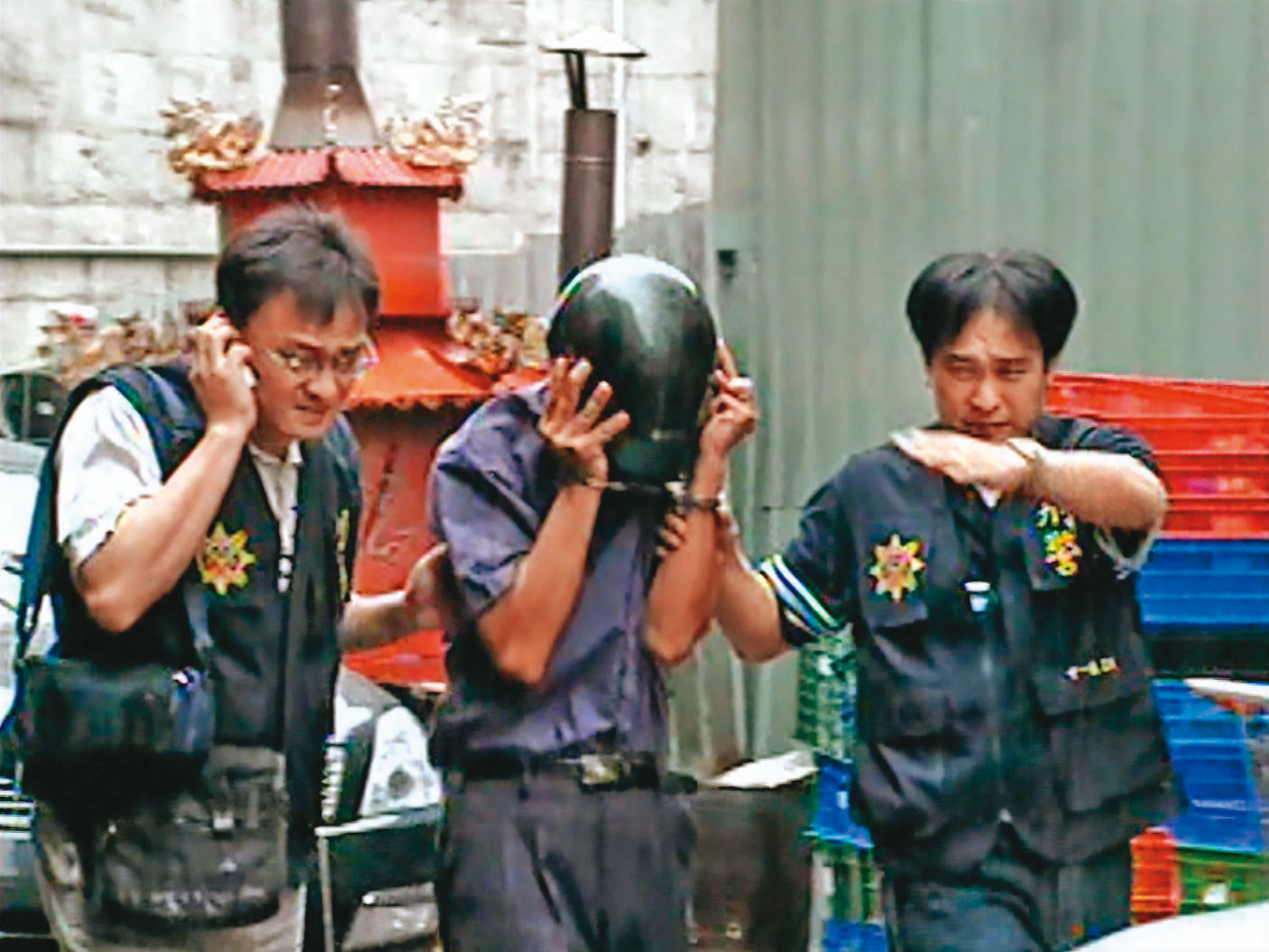 警方押解謝明郎(中)前往犯案現場,他突然雙腿發軟,情緒崩潰,坦承殺人。(翻攝畫面)