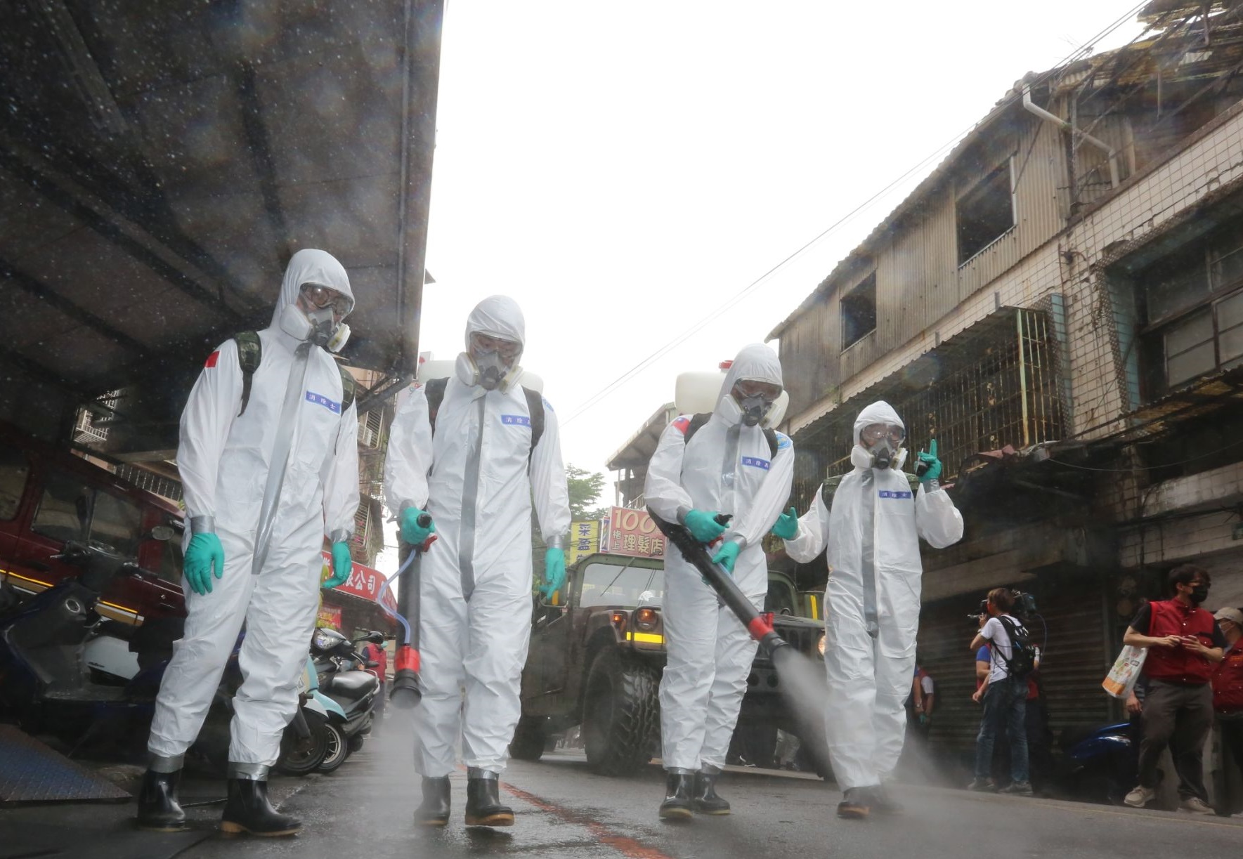 新北市今天確實有國軍化學兵群支援消毒，但噴灑藥劑主要功能在殺菌，對人體無直接傷害。圖為示意圖。