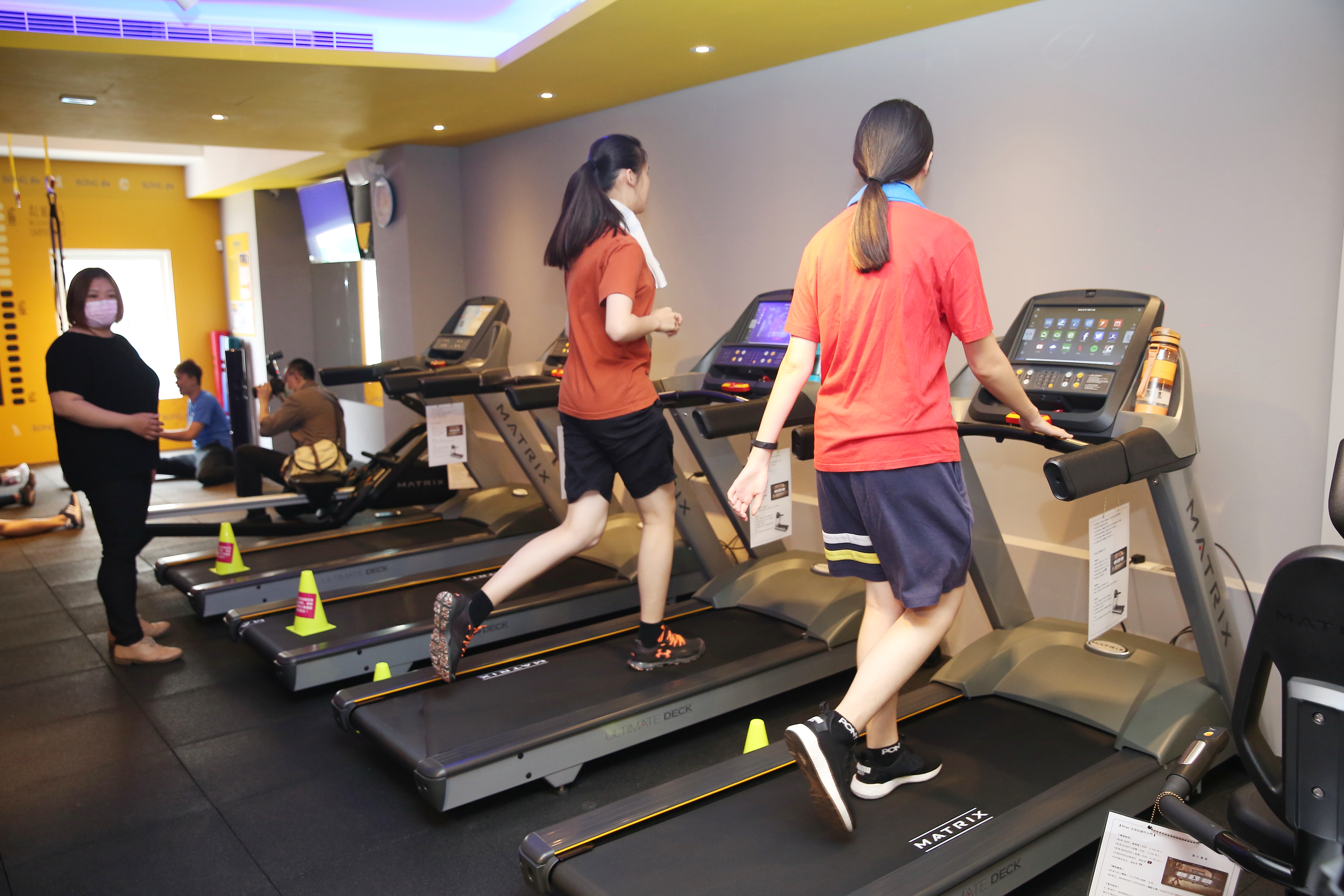 台灣昨確診的一名本土病例曾赴健身房，因此高雄市衛生局也緊急匡列131位接觸者；示意圖，非本次爆發確診病例之健身房。（本刊資料照）
