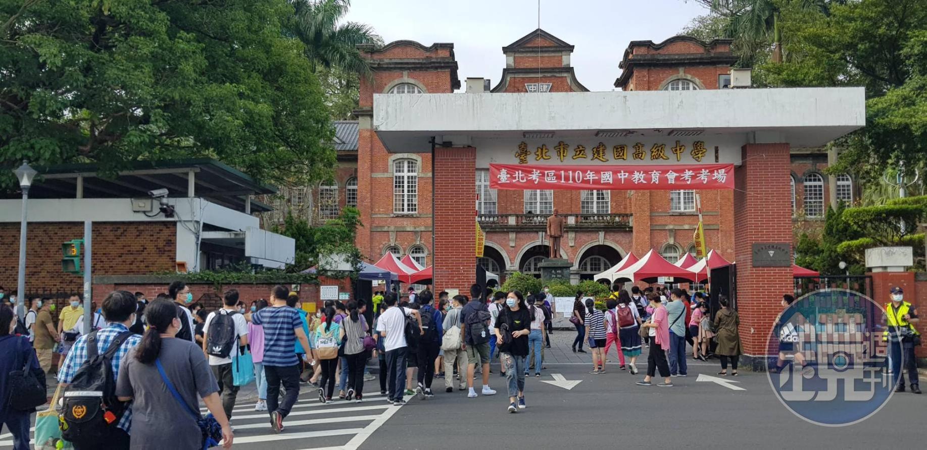 國中會考今登場，不過有學生因為確診缺考，圖為建國中學考場。