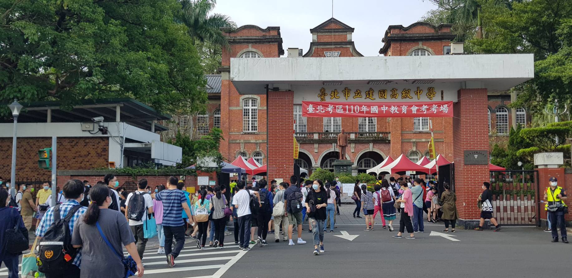 國中會考今登場，不過有學生因為確診缺考，圖為建國中學考場。