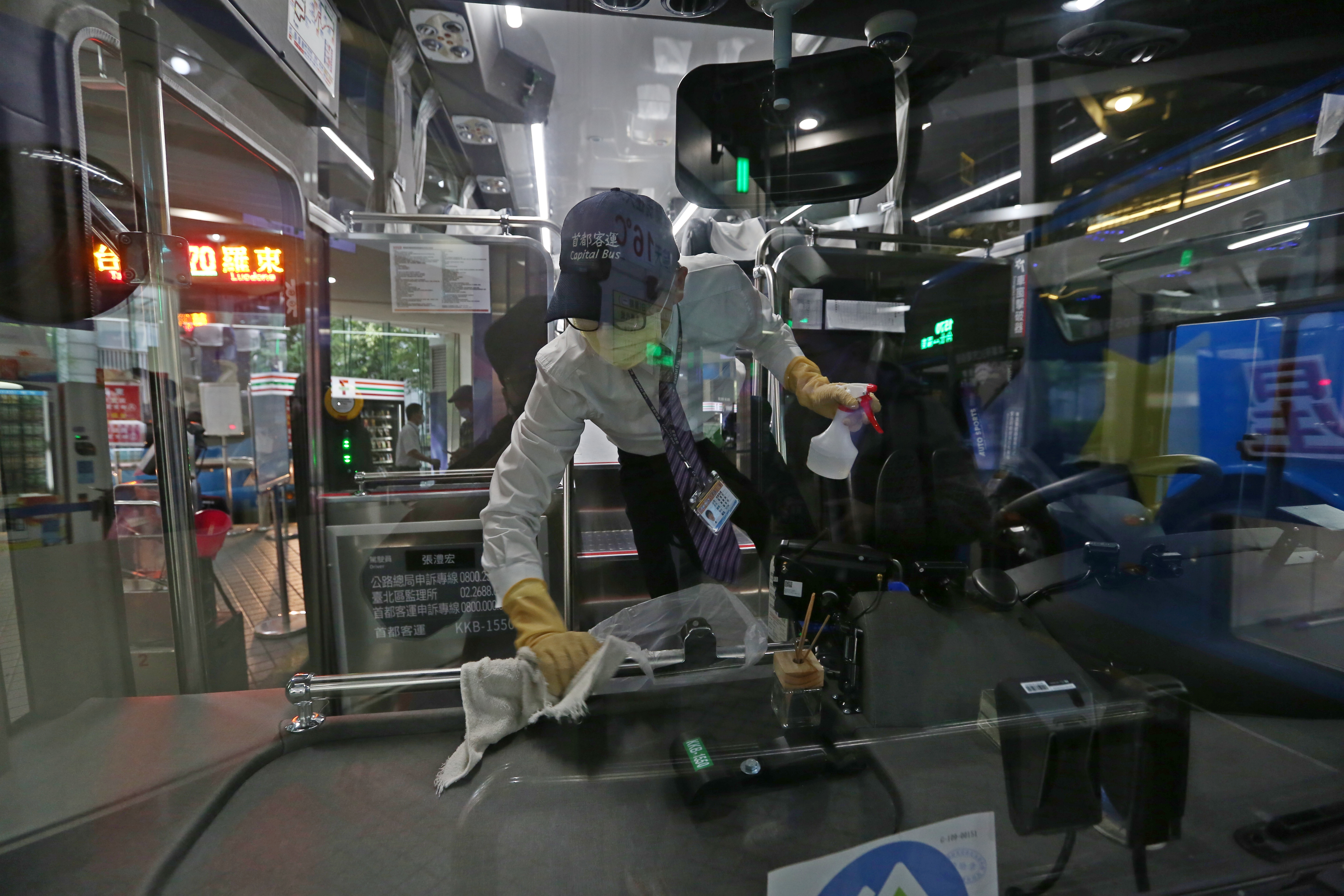 知名客運公司大都會客運的一名司機，驚爆其女兒嗅、味覺失常；圖為客運司機示意圖，非當事人畫面。（本刊資料照）