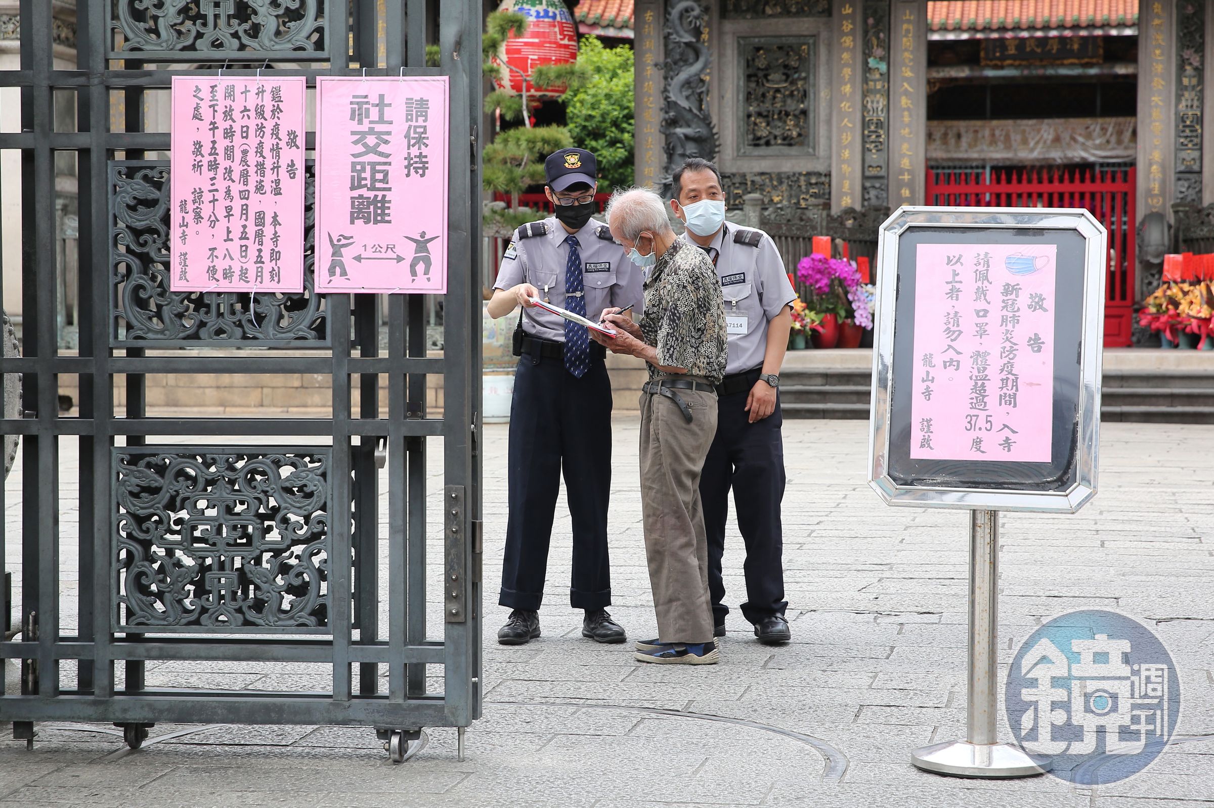疫情嚴峻防疫升級，寺院、宮廟需落實實聯制與社交距離，並加強清消。