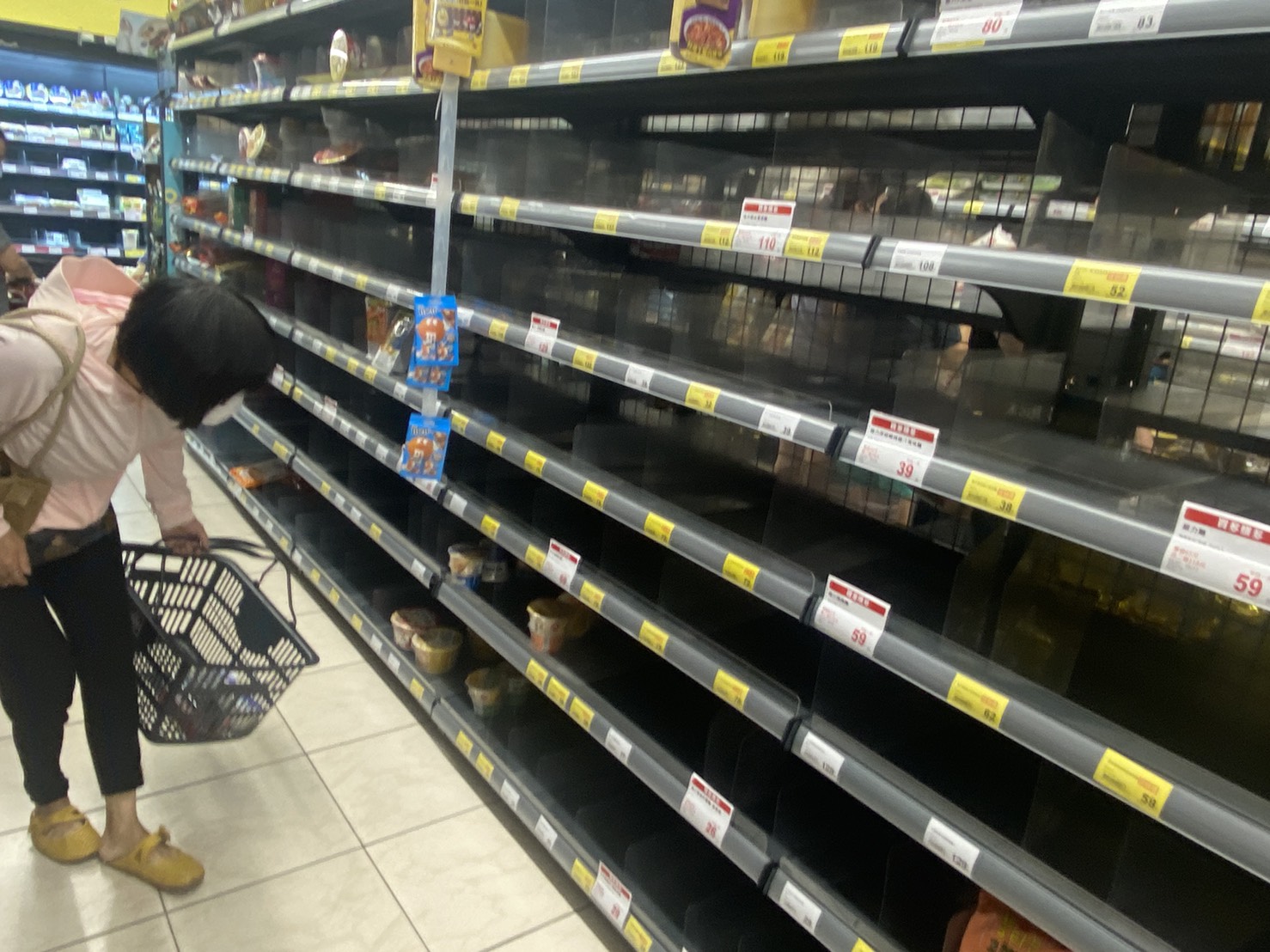 各大賣場擁入大量人潮搶購民生物資。