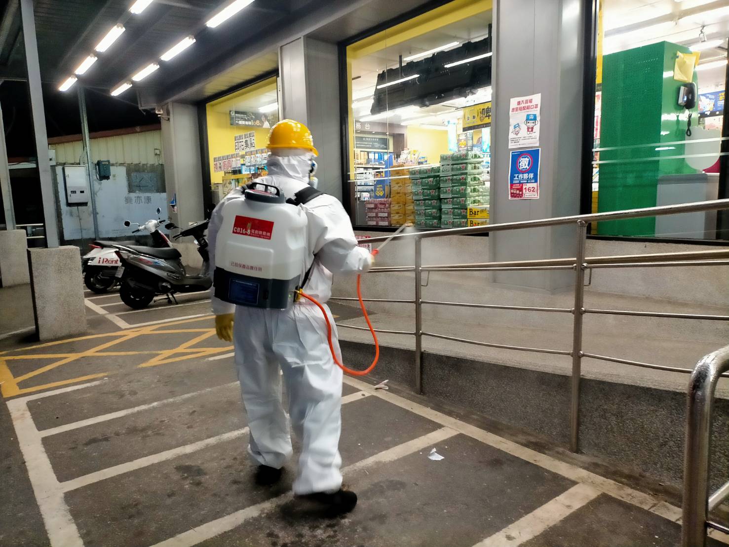 台中市為防堵疫情積極在街道上消毒。（台中市政府提供）