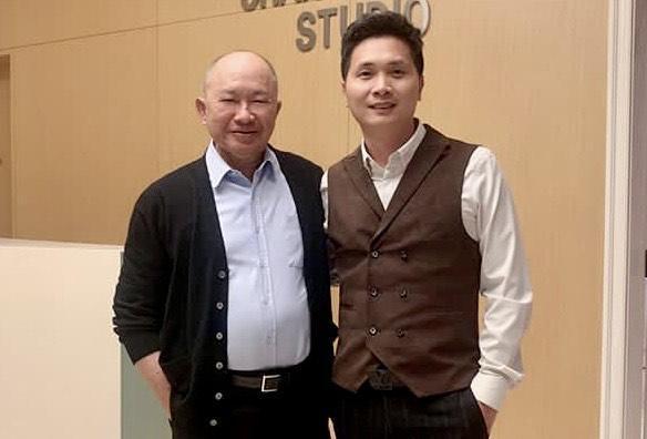 吳宇森(左)與人人娛樂CEO廖寶軍(右)合作,打算將《赤壁》改編成大網劇。(人人娛樂提供)