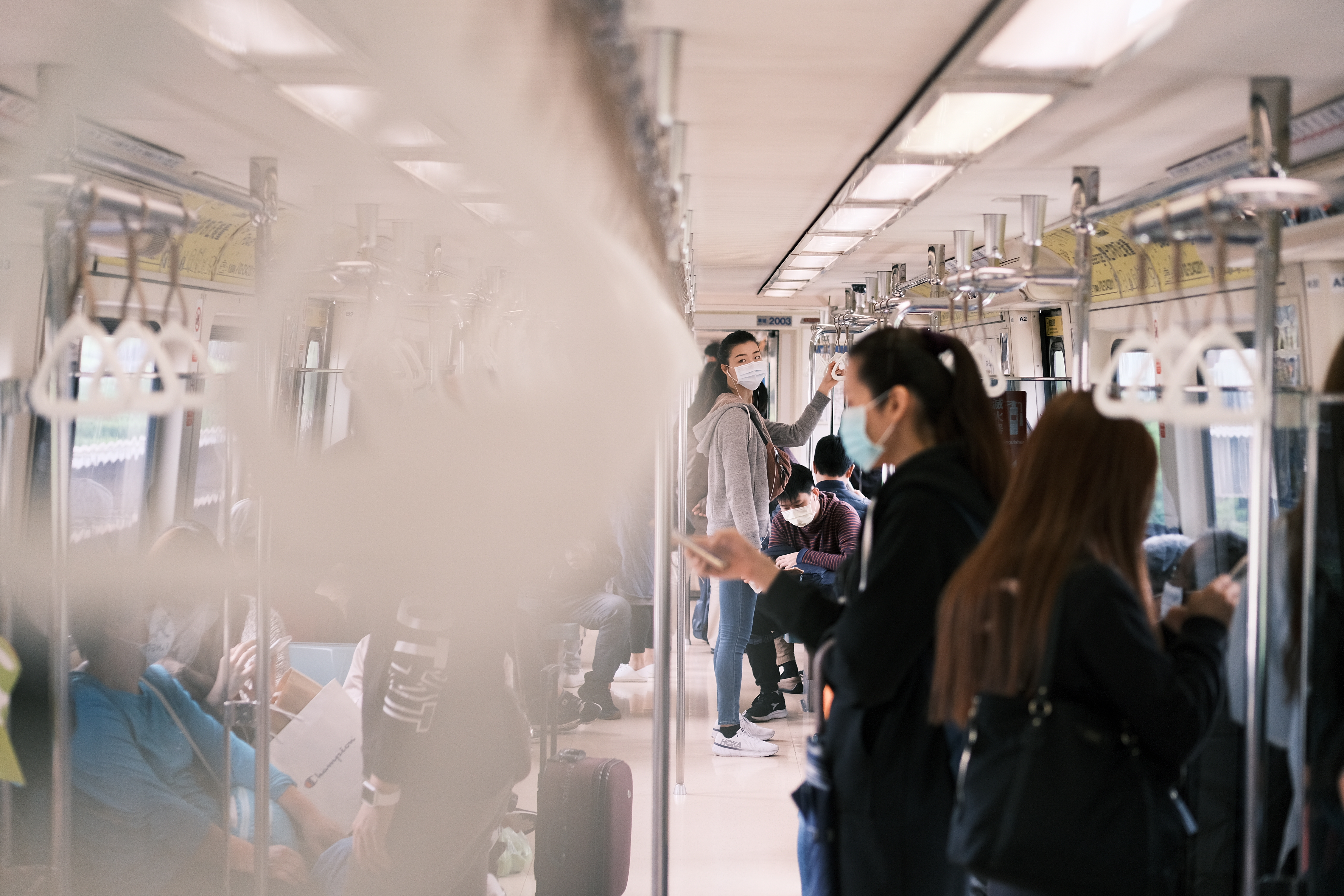 交通部宣布將針對捷運、台鐵進行人流管制，加強防疫作為。