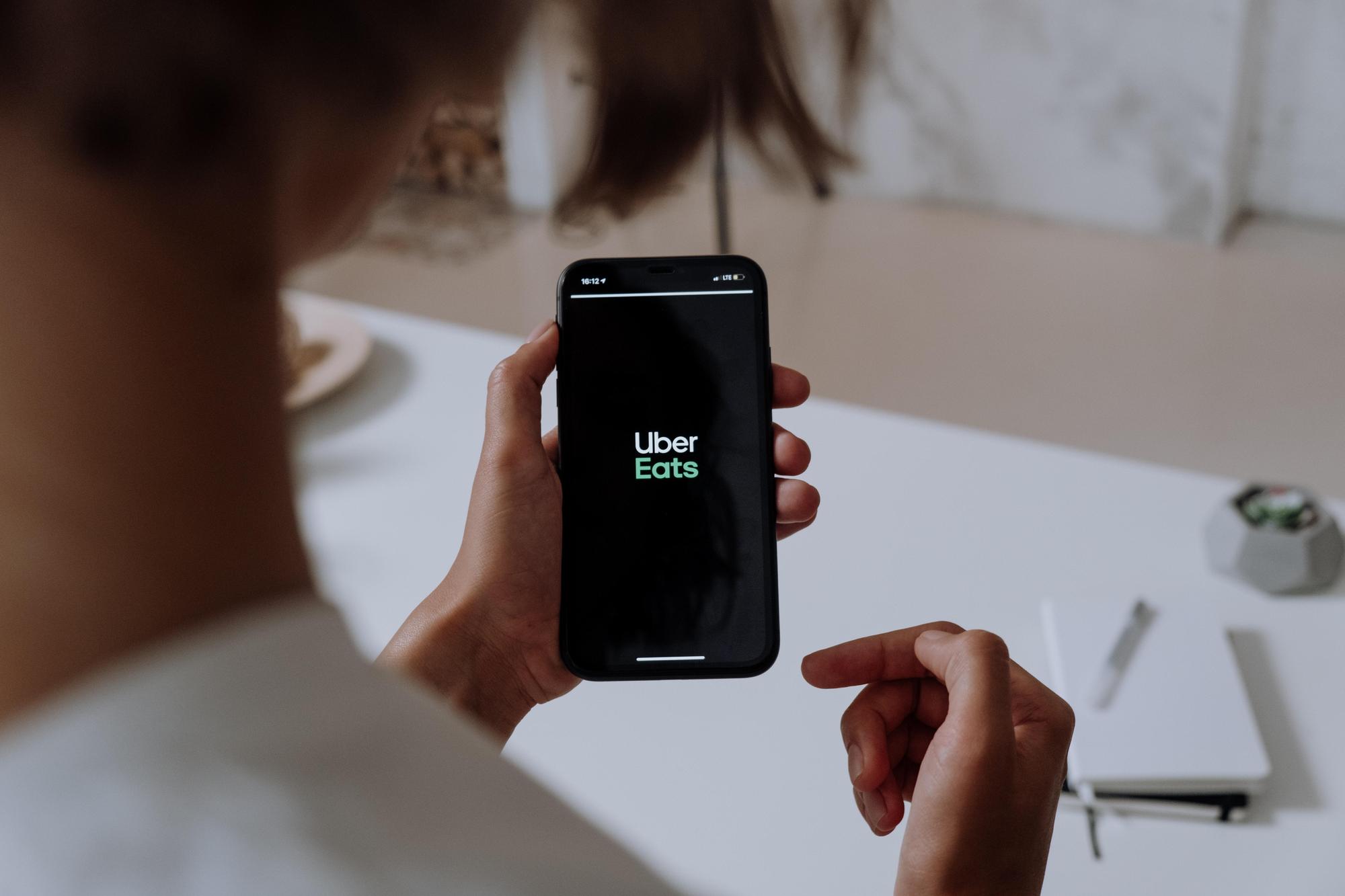 因應三級防疫規範,外送平台Uber Eats將落實「無接觸送餐」。(示意圖,Pexels)