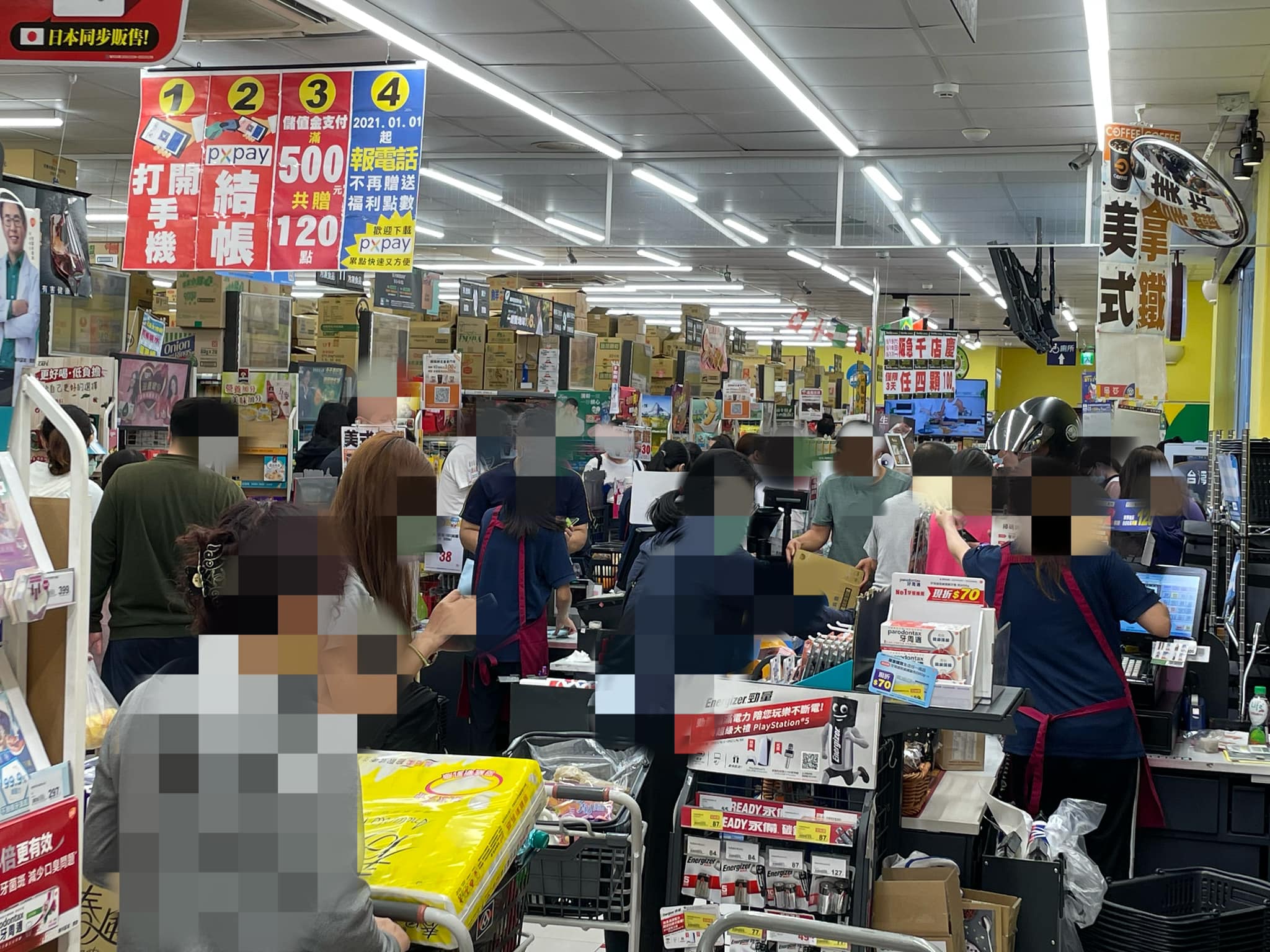 高雄進入「準」三級警戒，各大賣場湧入大批搶購物資人潮。（翻攝自黃捷臉書）